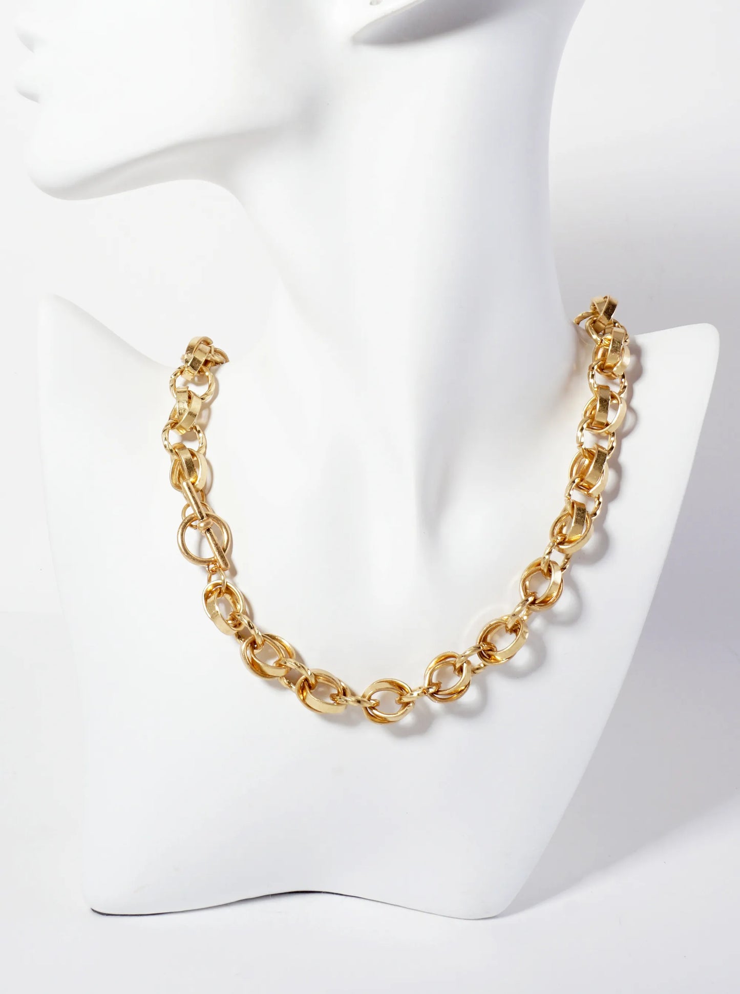 18-inch Metal Refined Linked Chain Necklace With Toggle-Closure