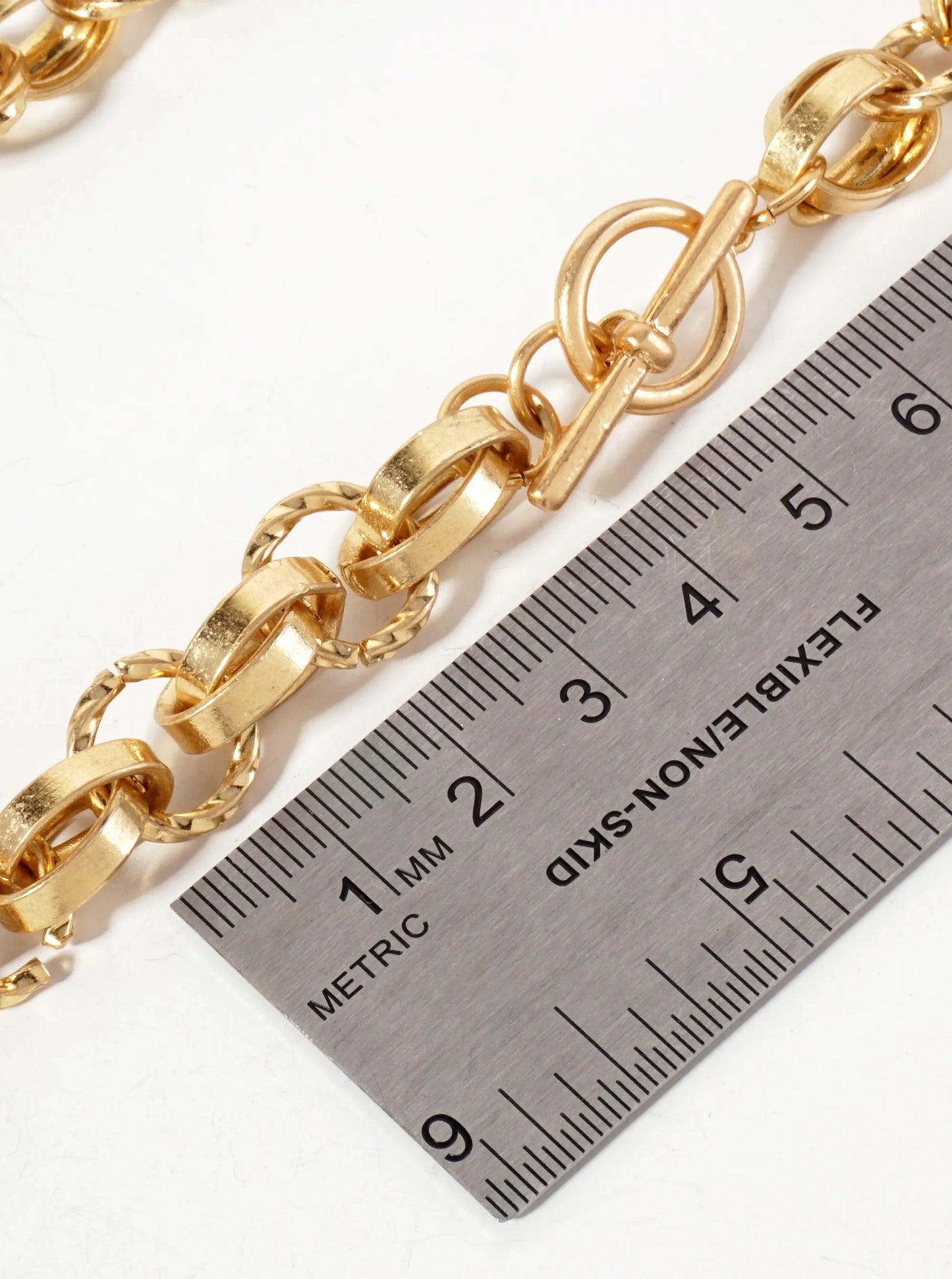 18-inch Metal Refined Linked Chain Necklace With Toggle-Closure