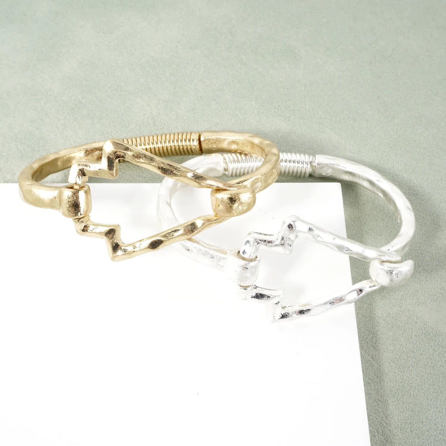 HAMMERED METAL ARROW SPRING HINDGE BANGLE BRACELET