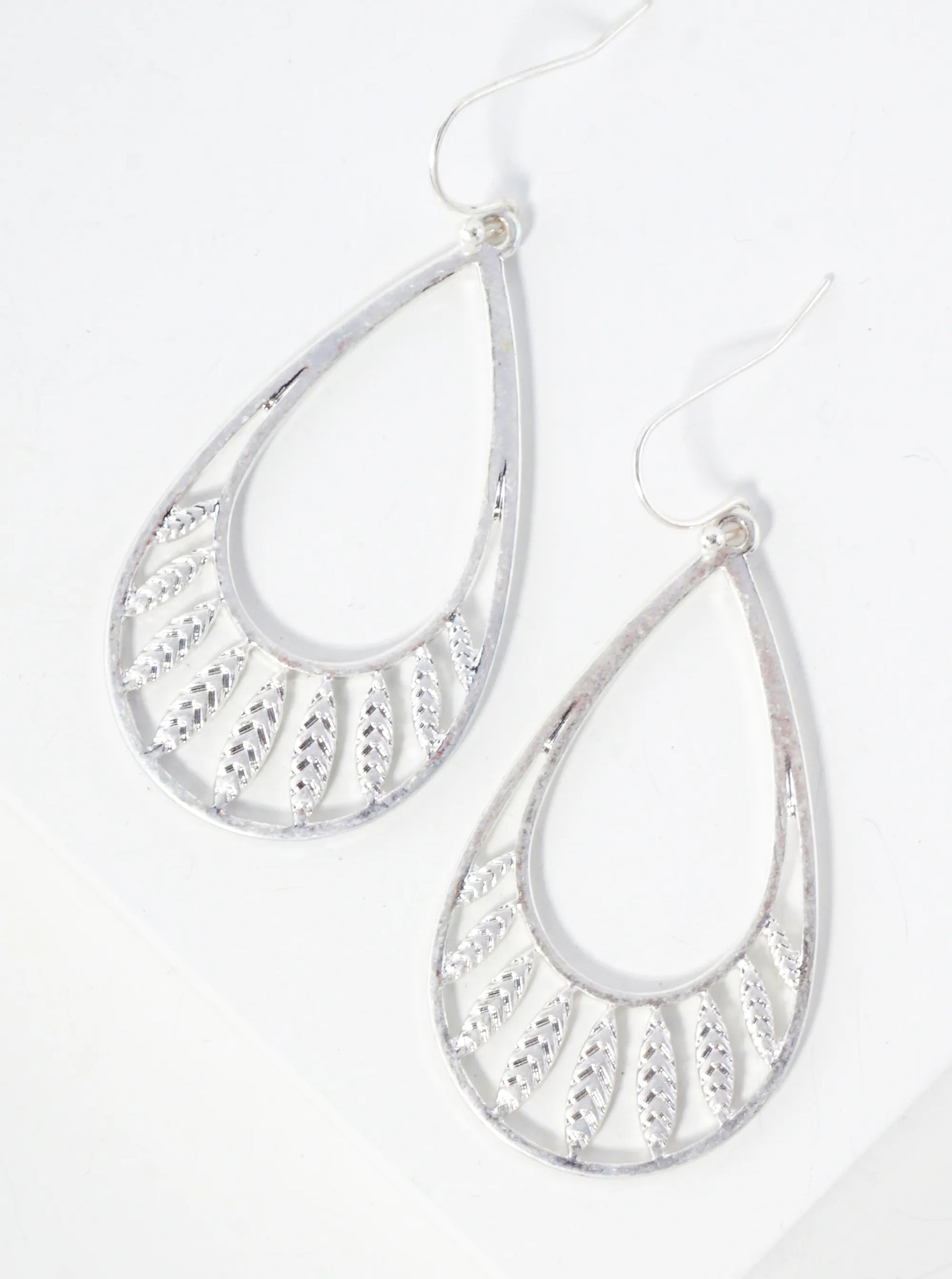 Metal-Chevron-Textured-Teardrop-Dangle-Earrings-33-HE2701-WS-0-MQUKHQ29051125K1115.jpg
