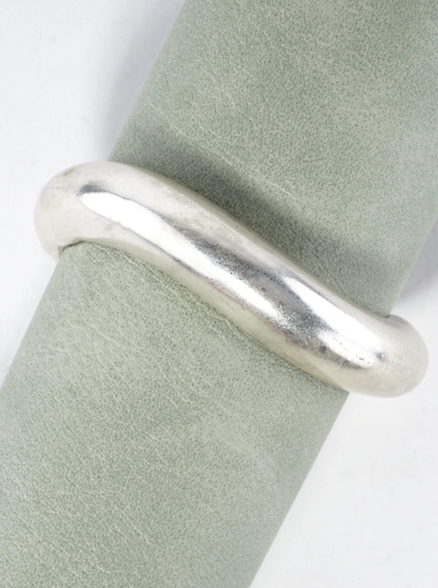 Sculptural-Statement-Curve-Hinge-Bangle-Bracelet-33-YB2748-WS-1-7CO0PV28124125K0304.jpg