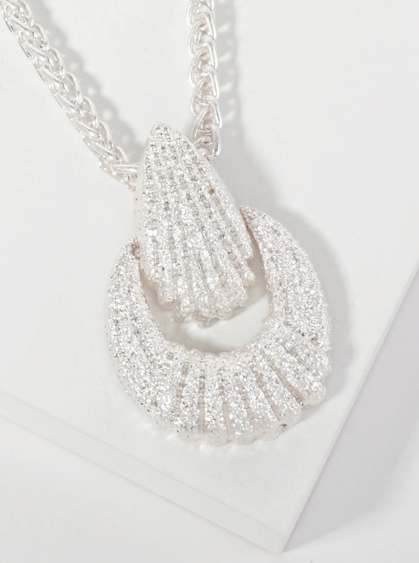Textured Metal Doorknocker Design Pendant 16-inch Interwoven Chain Necklace