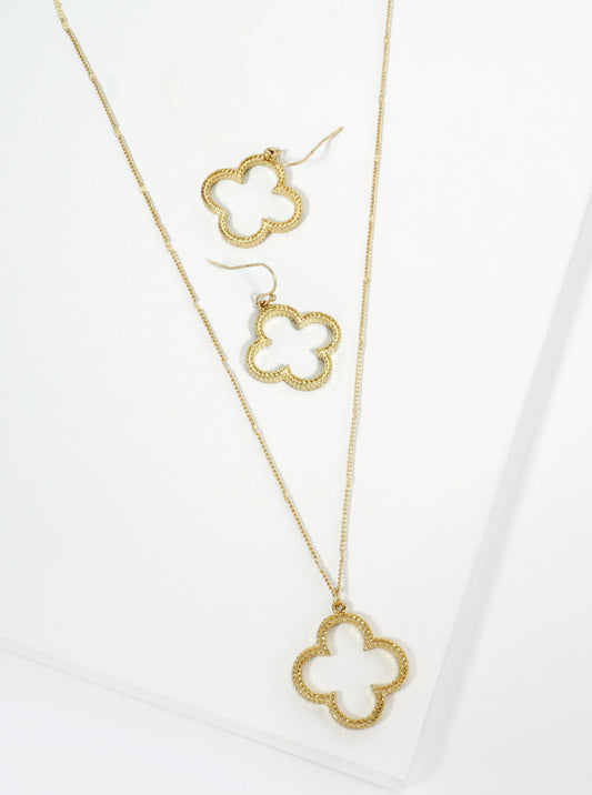 Textured Quatrefoil Pendant Necklace With Earrings Set