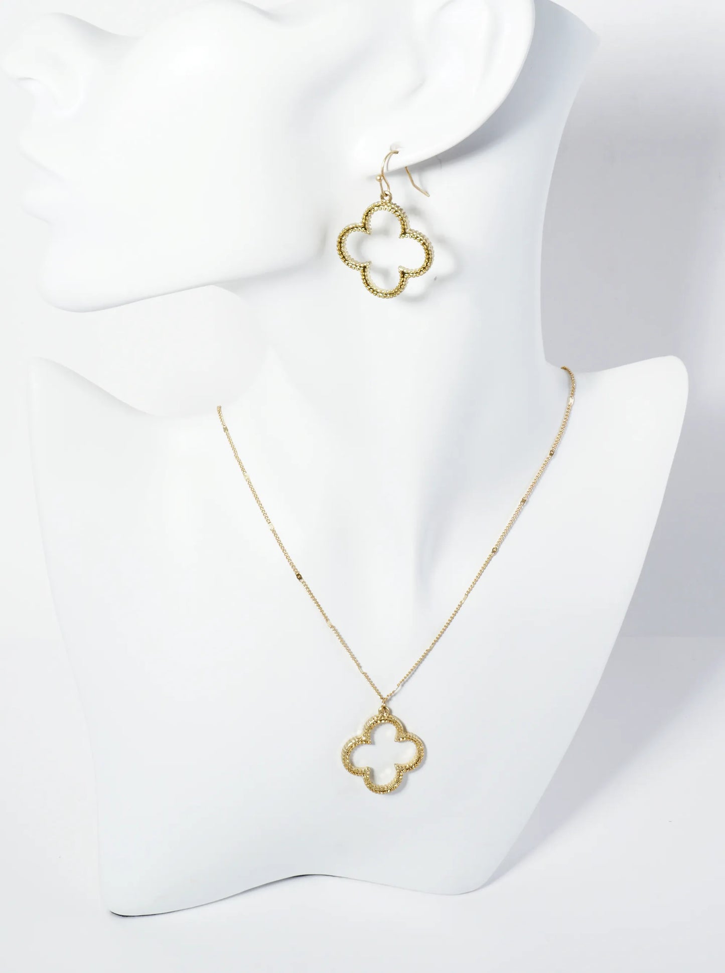 Textured Quatrefoil Pendant Necklace With Earrings Set