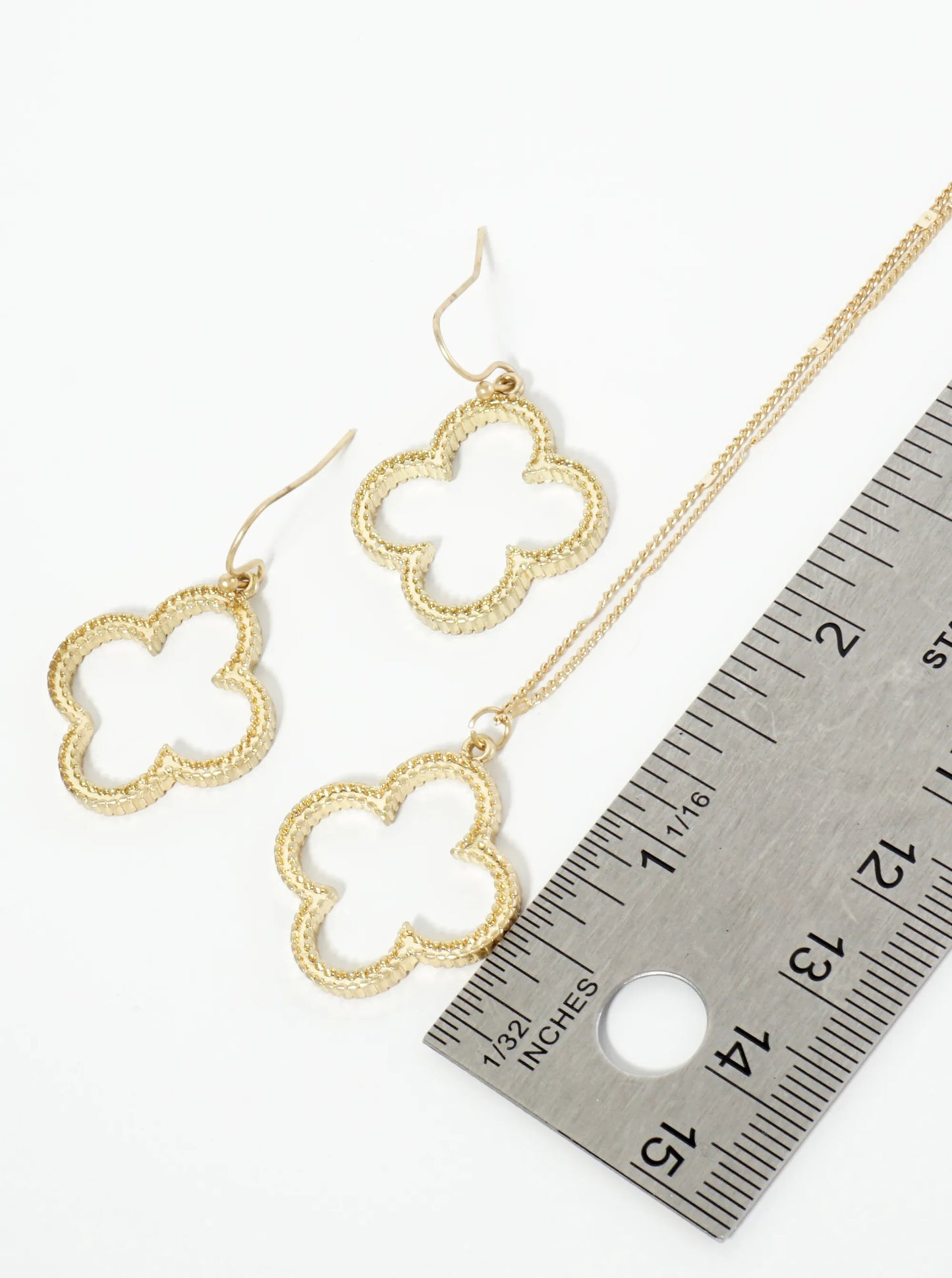 Textured Quatrefoil Pendant Necklace With Earrings Set