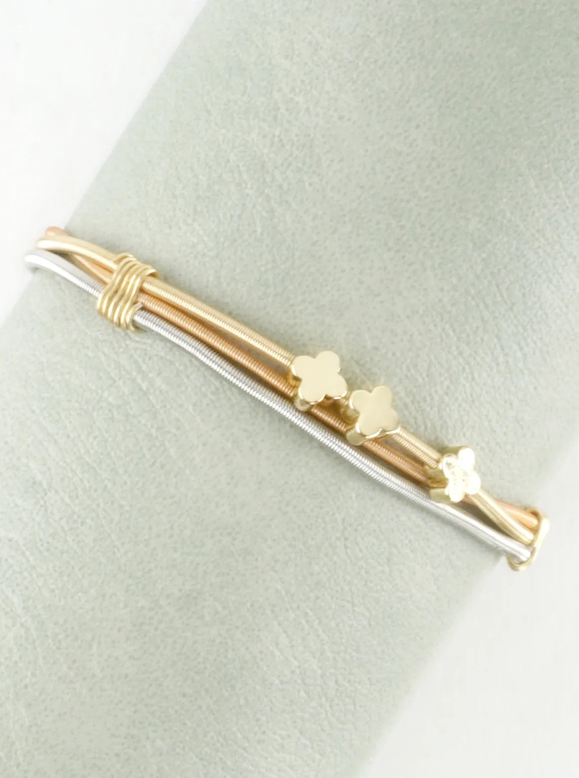 Triple Quatrefoil Stretch Spring Wire Bracelet