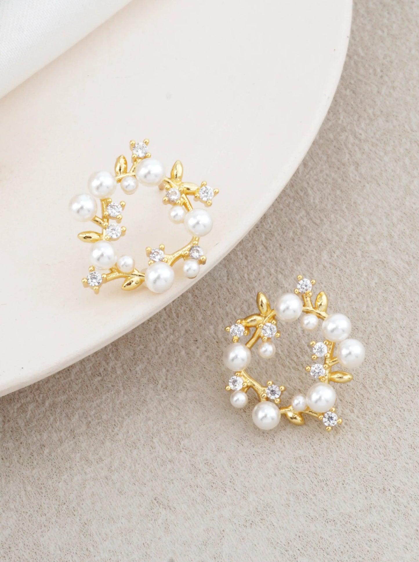 14K-Gold-Dipped-Pearl-Wreath-Stud-Earrings-151-DE1614-GDWHT-0-28SW1402071426K0403.jpg