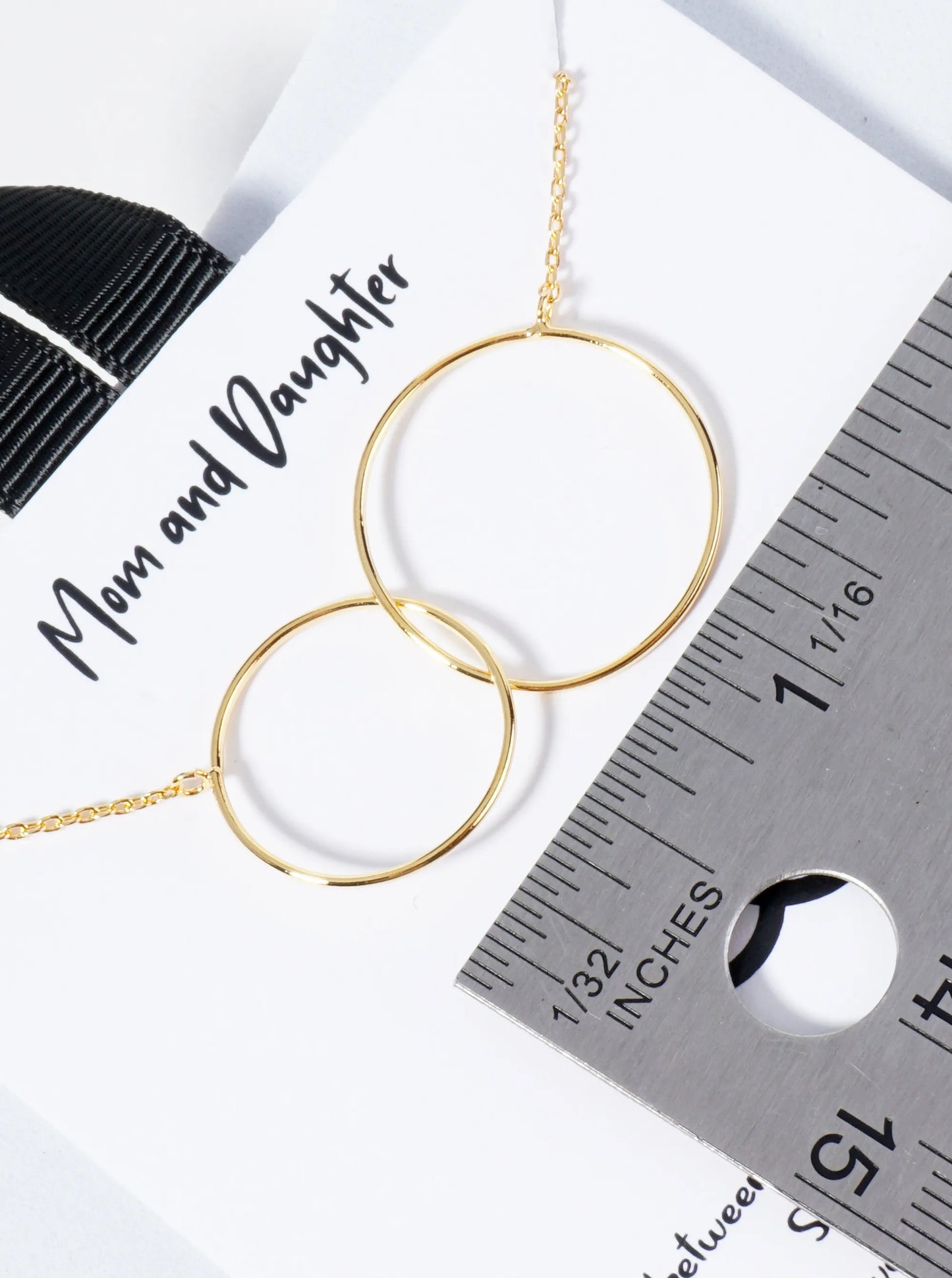 18K Gold Dipped Interlocking Wire Circle Pendant Necklace