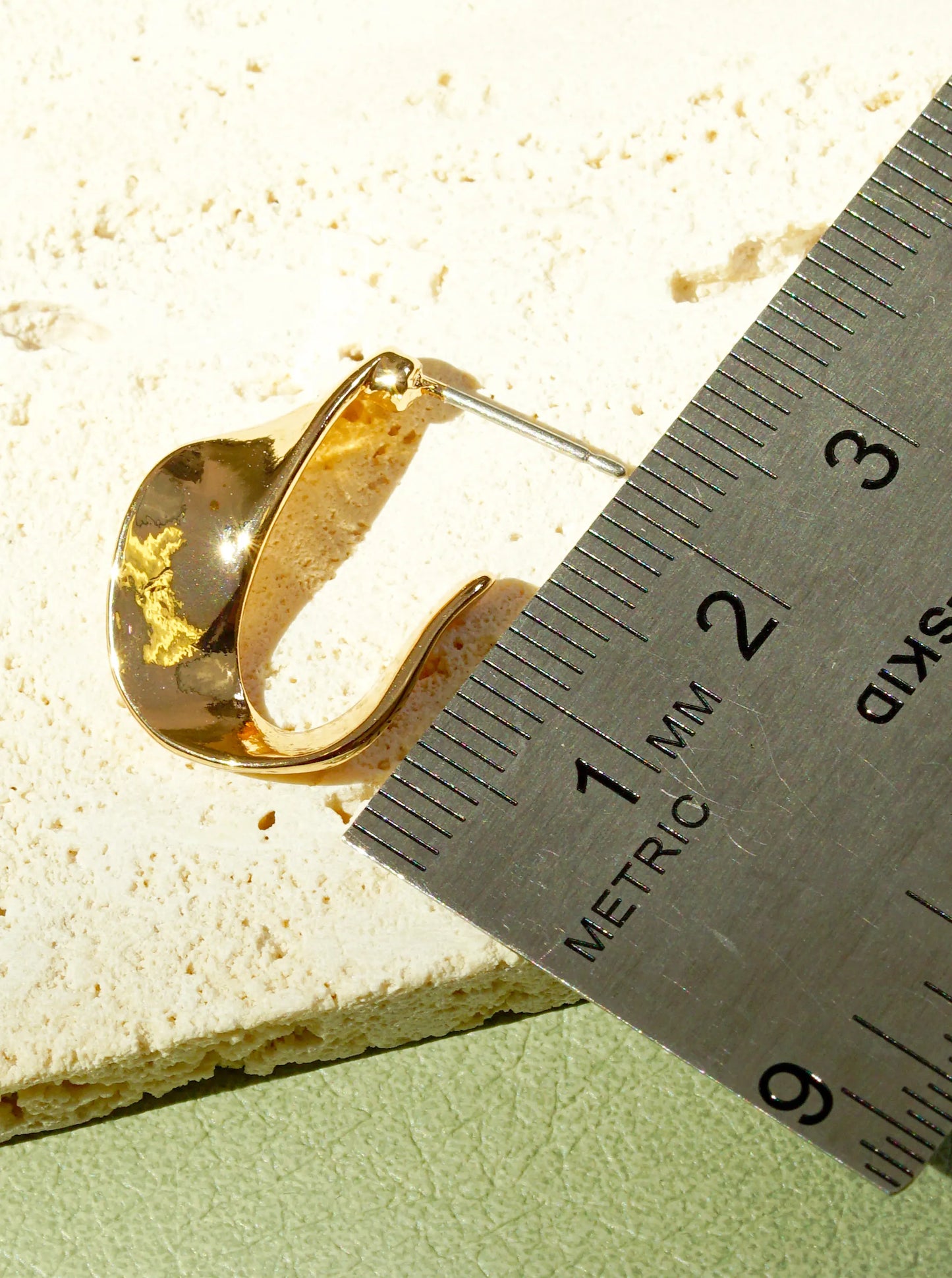 20mm Wavy Minimalist Open Hoop Earrings