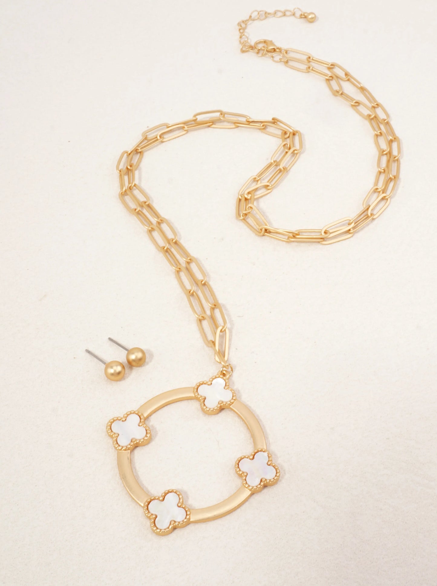Geometric Quatrefoil Pendant Necklace Set