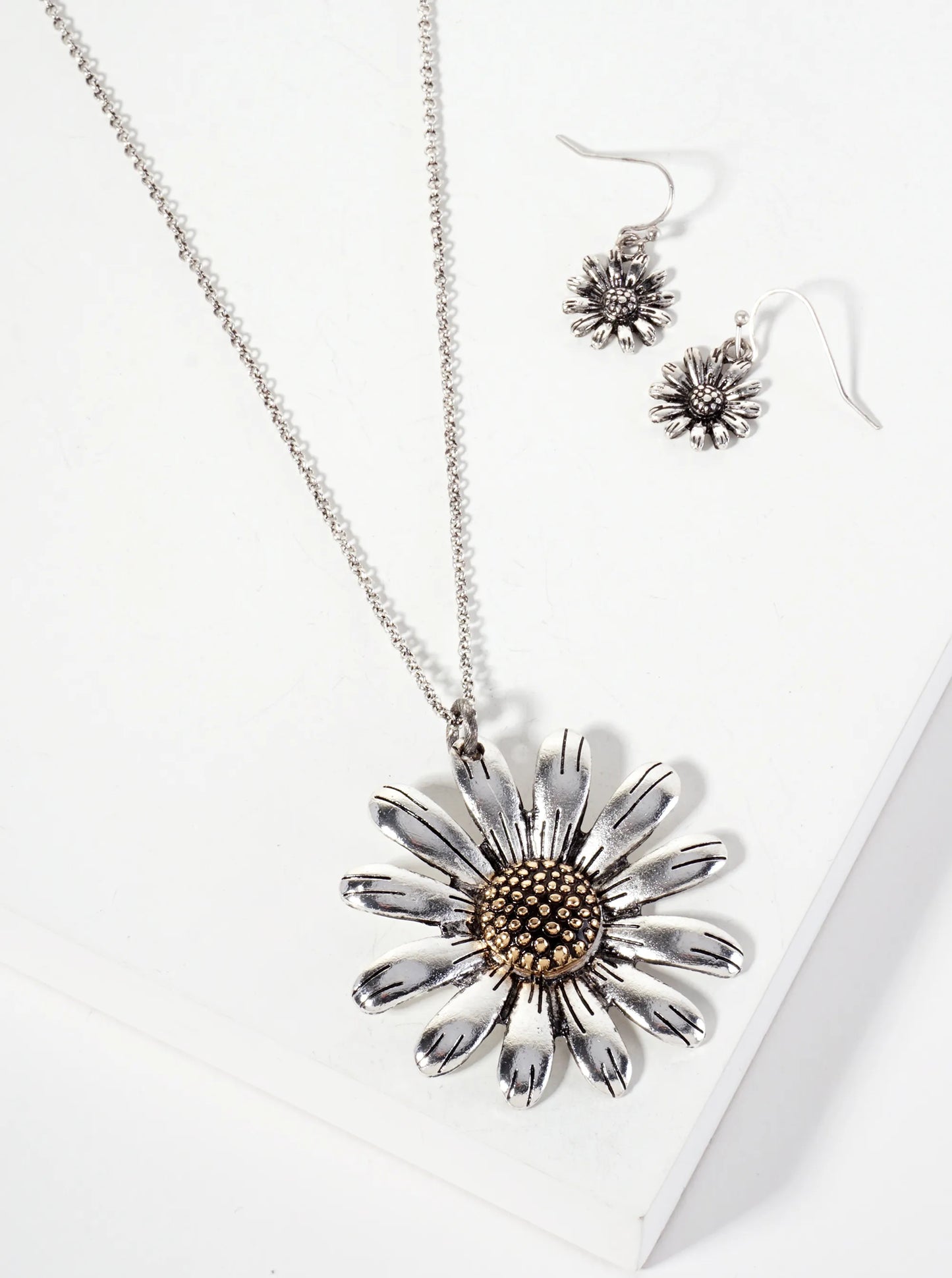 Botanical-Theme Dual-Tone Textured Metal Flower Pendant 32-inch Long Necklace