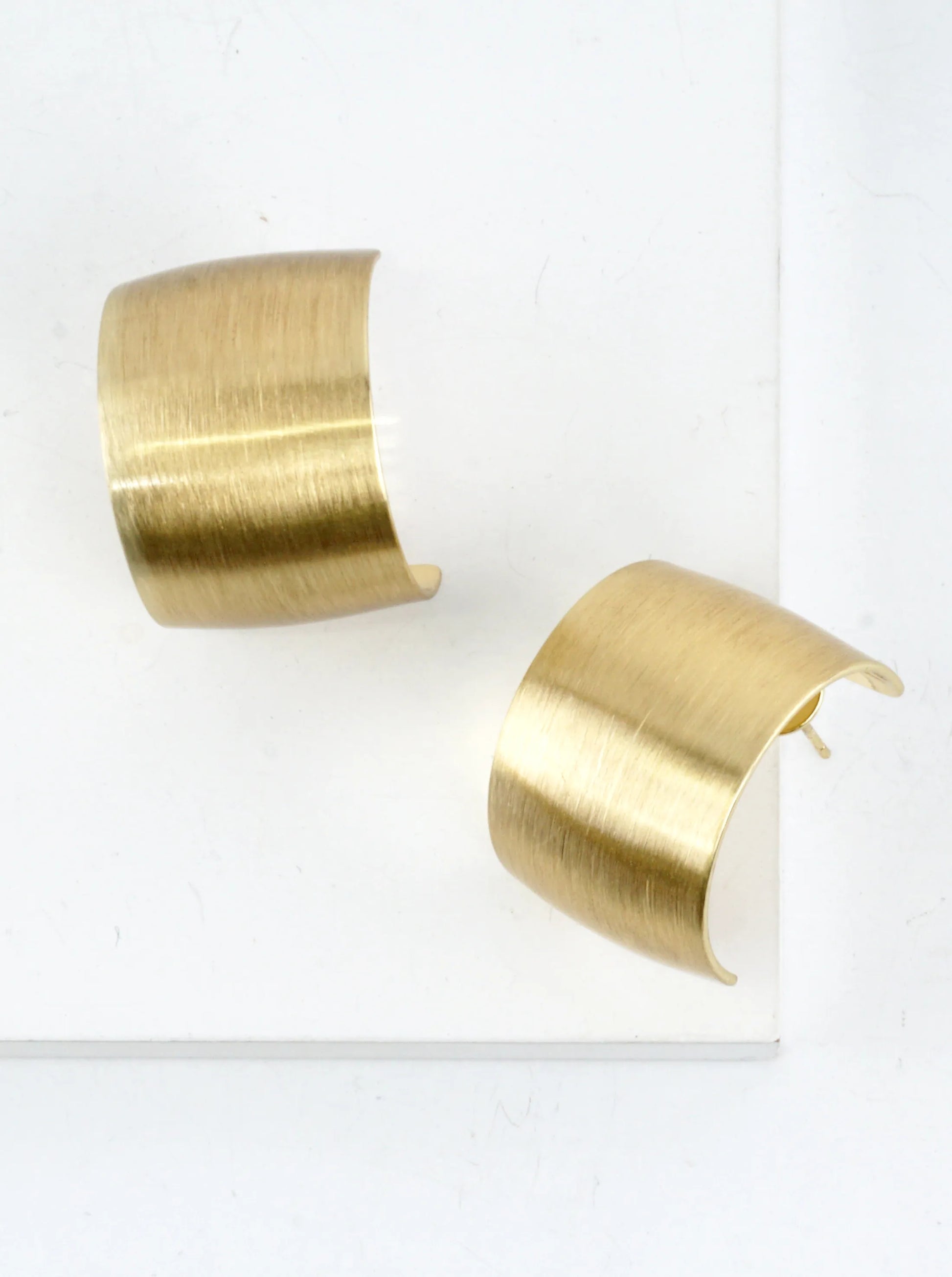 Chunky-Brushed-Satin-Brass-Hoop-Earrings-151-SE12162-GLD-0-6MM7VK04034726K0611.jpg