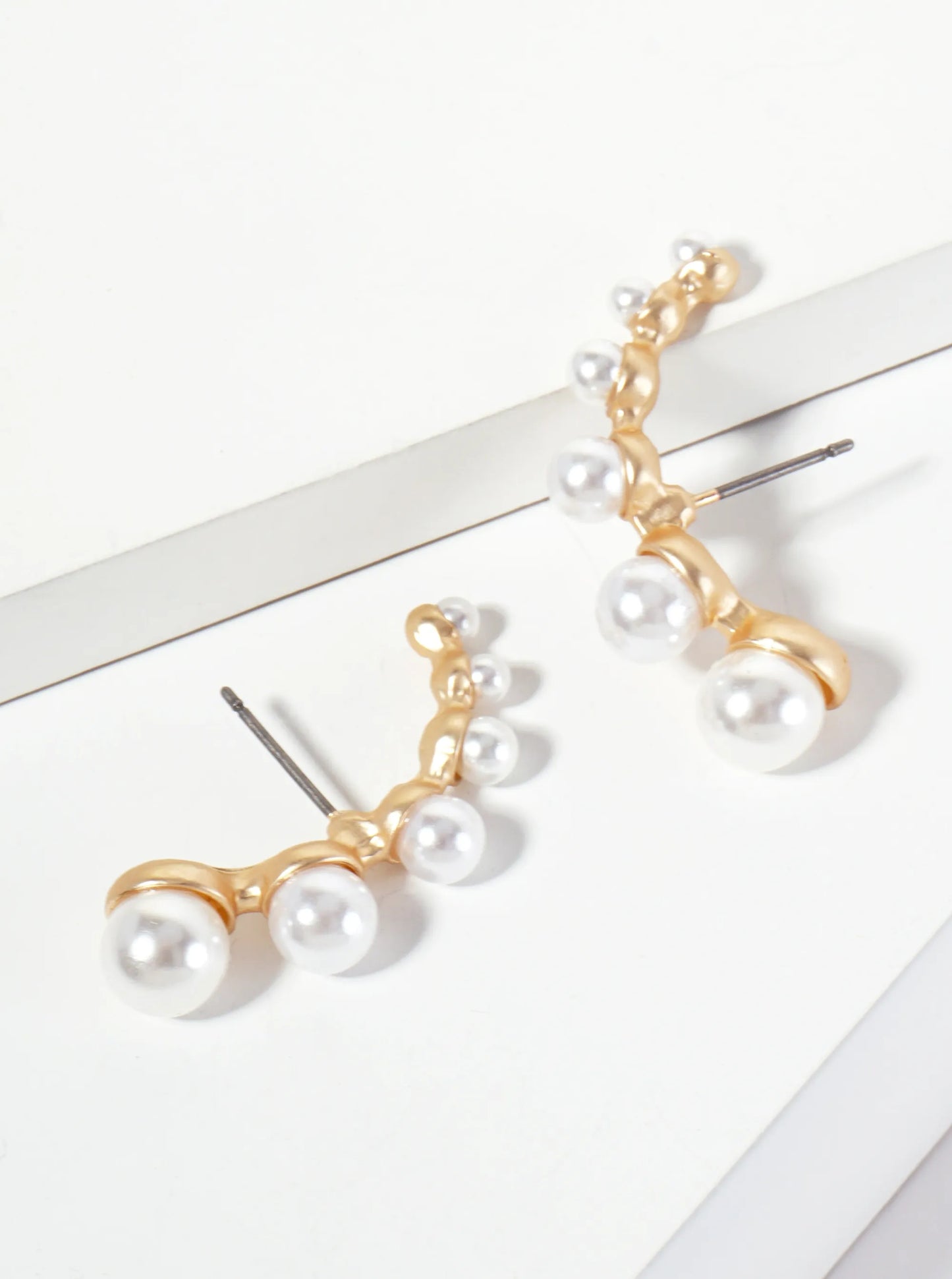 Graduated Pearl-Embedded Curve Post Earrings