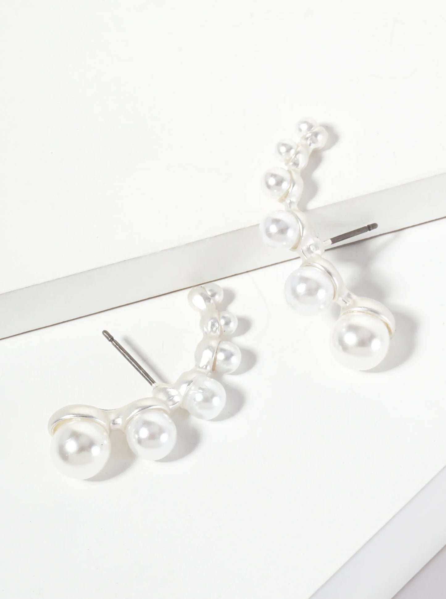 Graduated Pearl-Embedded Curve Post Earrings