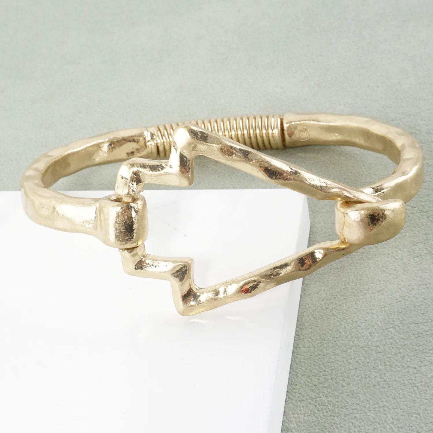 HAMMERED METAL ARROW SPRING HINDGE BANGLE BRACELET