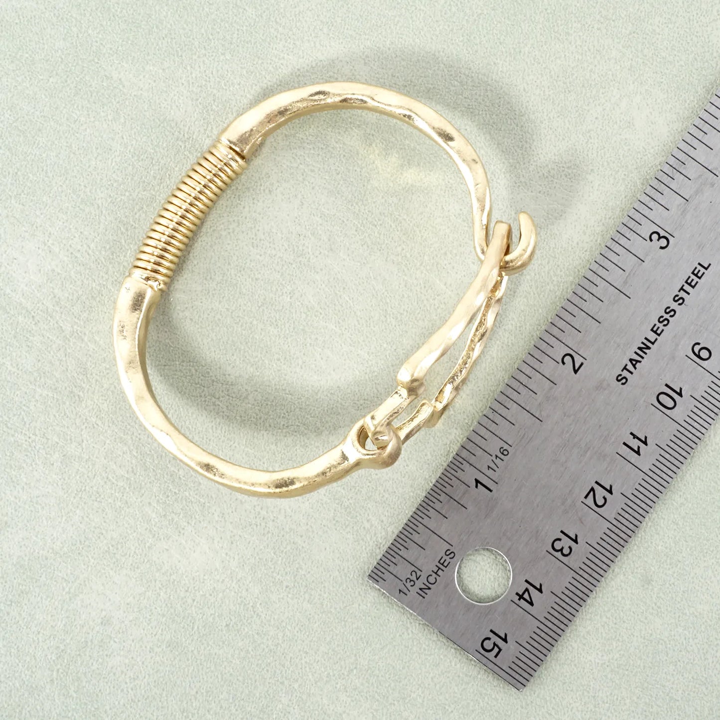 HAMMERED METAL ARROW SPRING HINDGE BANGLE BRACELET