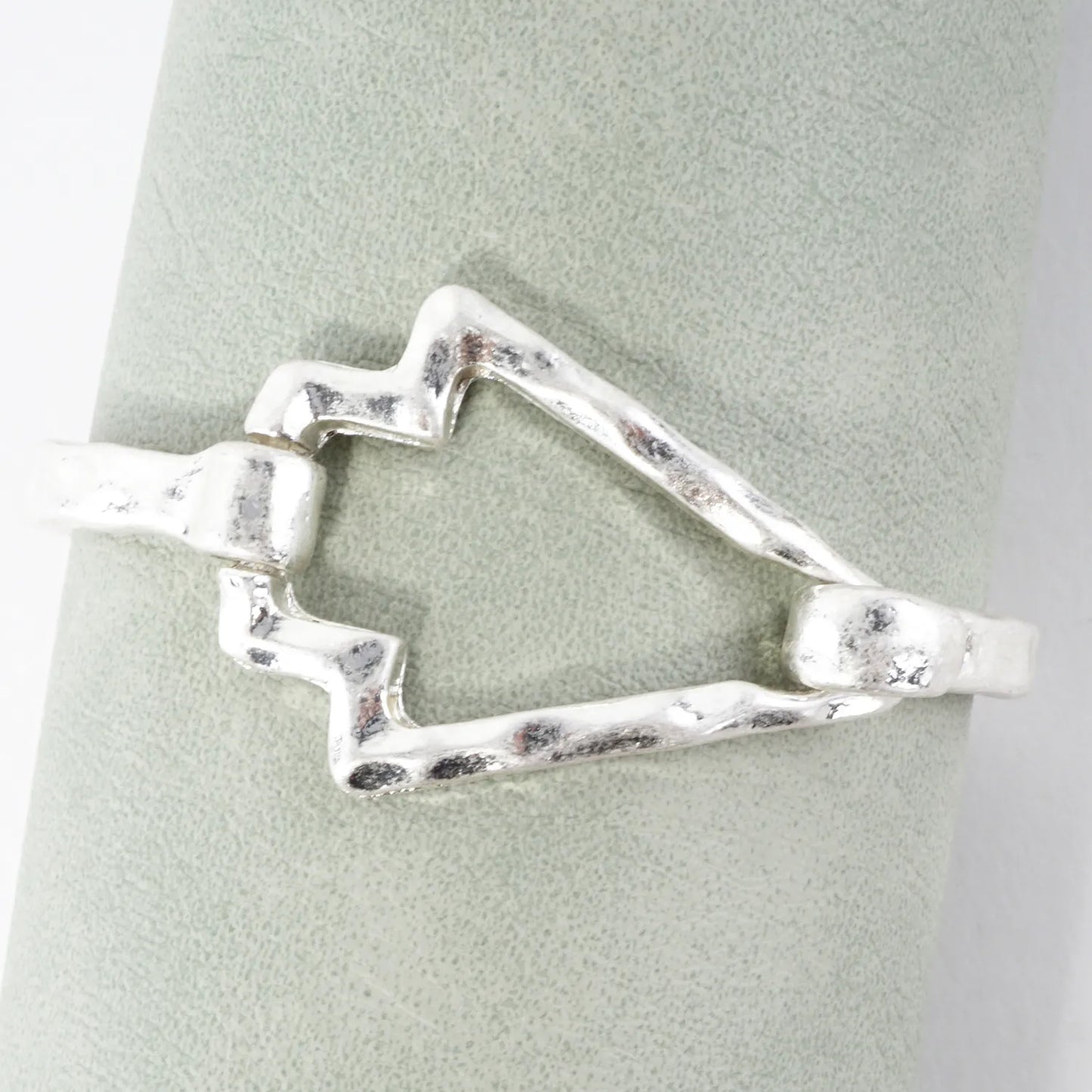 HAMMERED METAL ARROW SPRING HINDGE BANGLE BRACELET