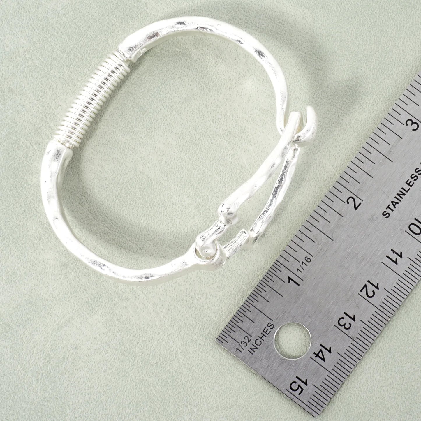 HAMMERED METAL ARROW SPRING HINDGE BANGLE BRACELET