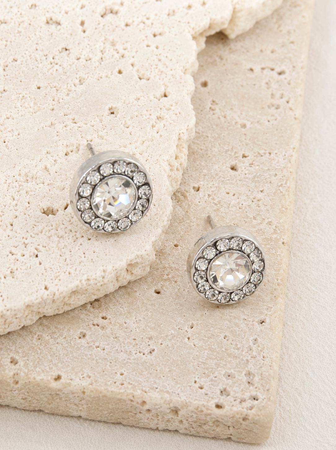 Halo-Rhinestone-Round-Stud-Earrings-149-AE6625-RHCRY-0-5U04IE06075026K1019.jpg