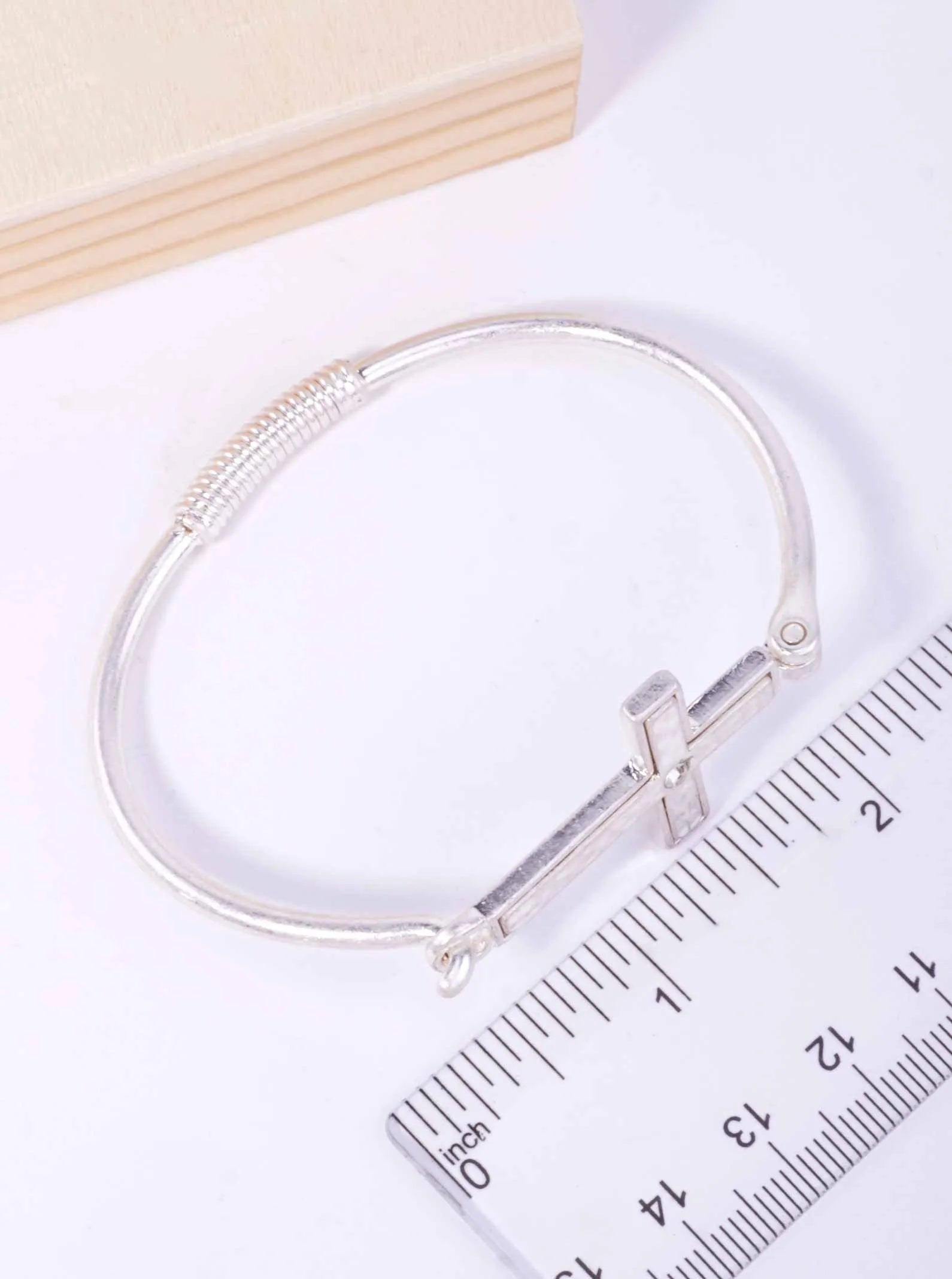 Hammered-Cross-Rhinestone-Bangle-Bracelet-33-QB2618-WSCR-1-AD1W2F28072526K0110.jpg
