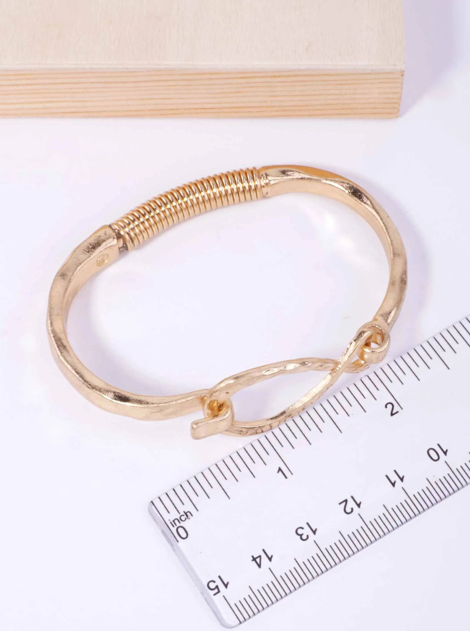 Hammered-Infinity-Cuff-Hook-Closure-Bracelet-33-AYBQ005-WG-3-IGI4IL05085126K1020.jpg