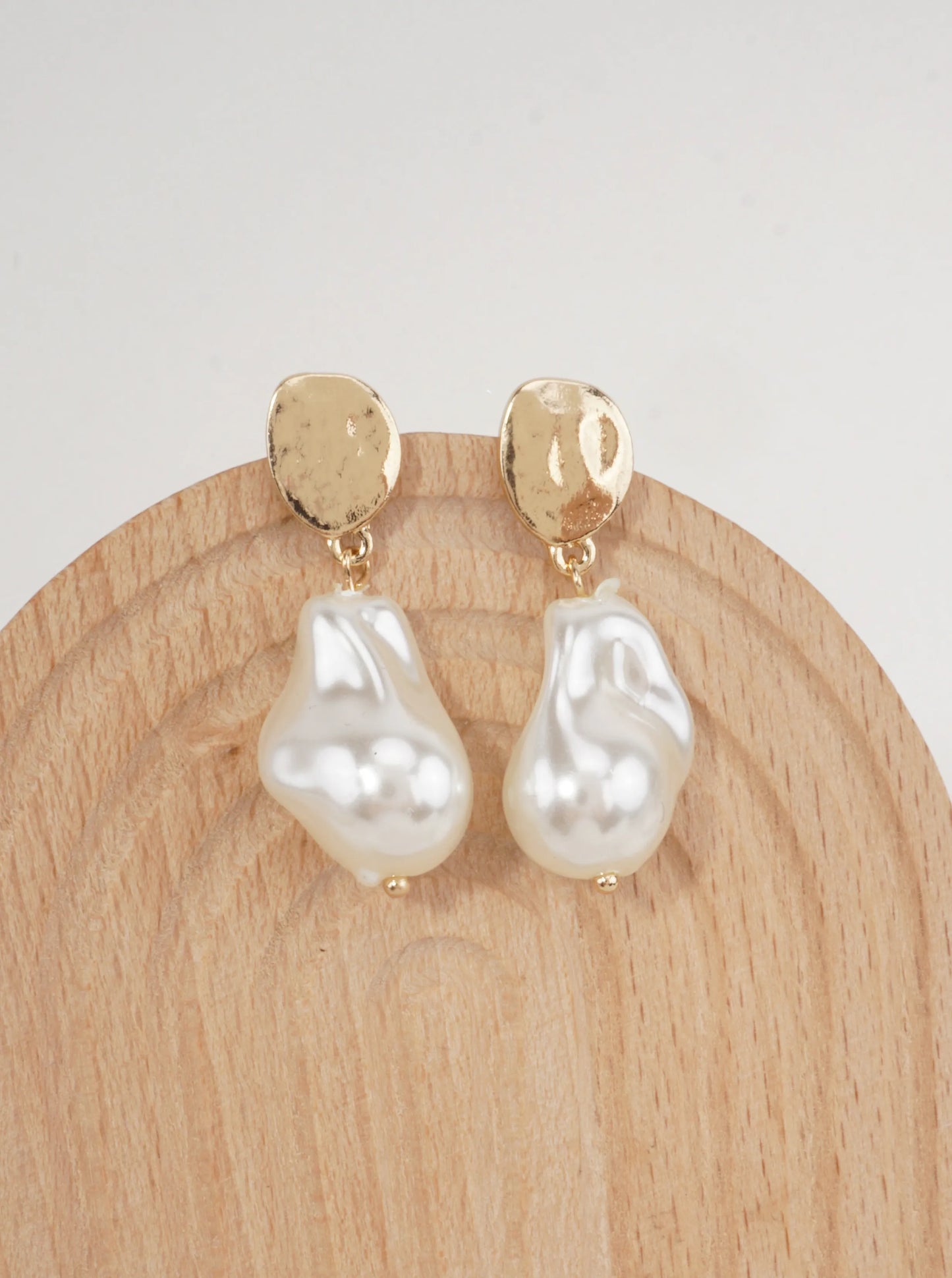 Hammered Oval Artistic Resin Pearl Earrings