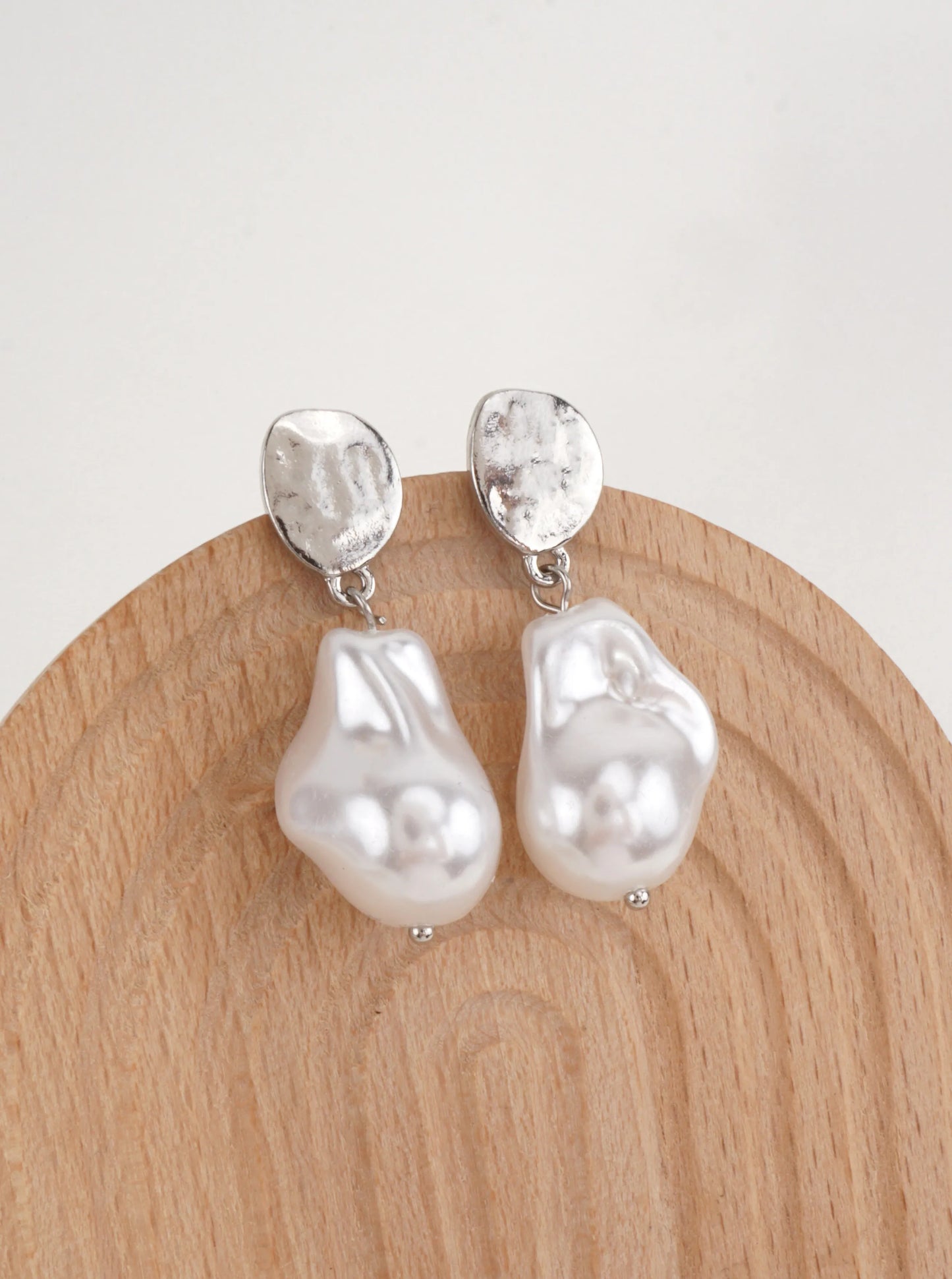 Hammered Oval Artistic Resin Pearl Earrings