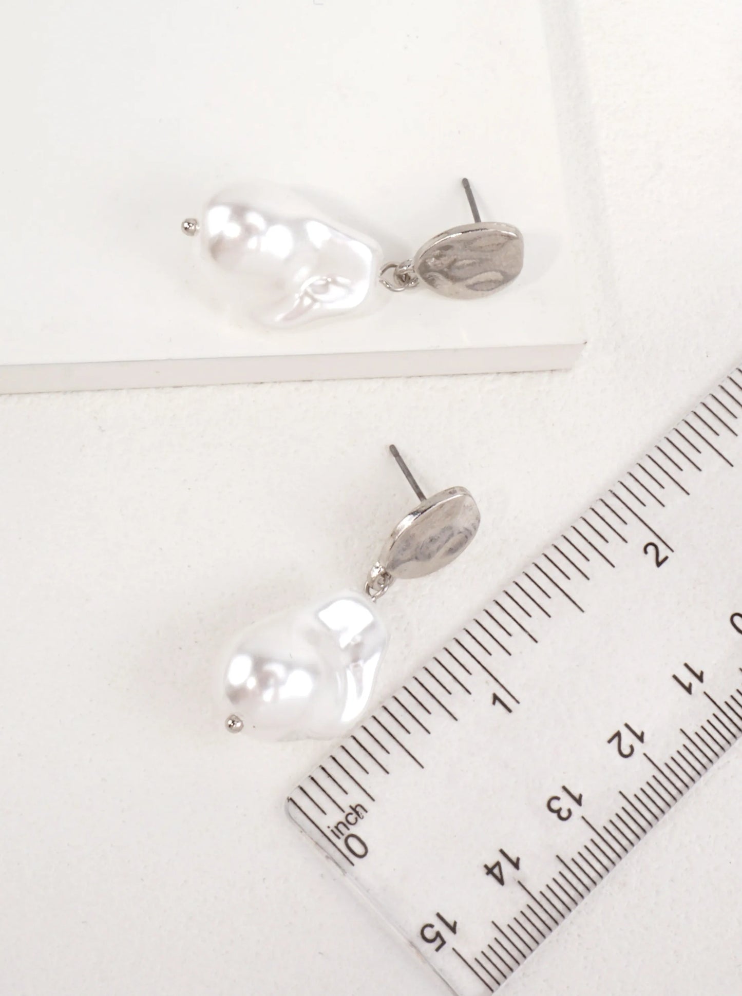 Hammered Oval Artistic Resin Pearl Earrings