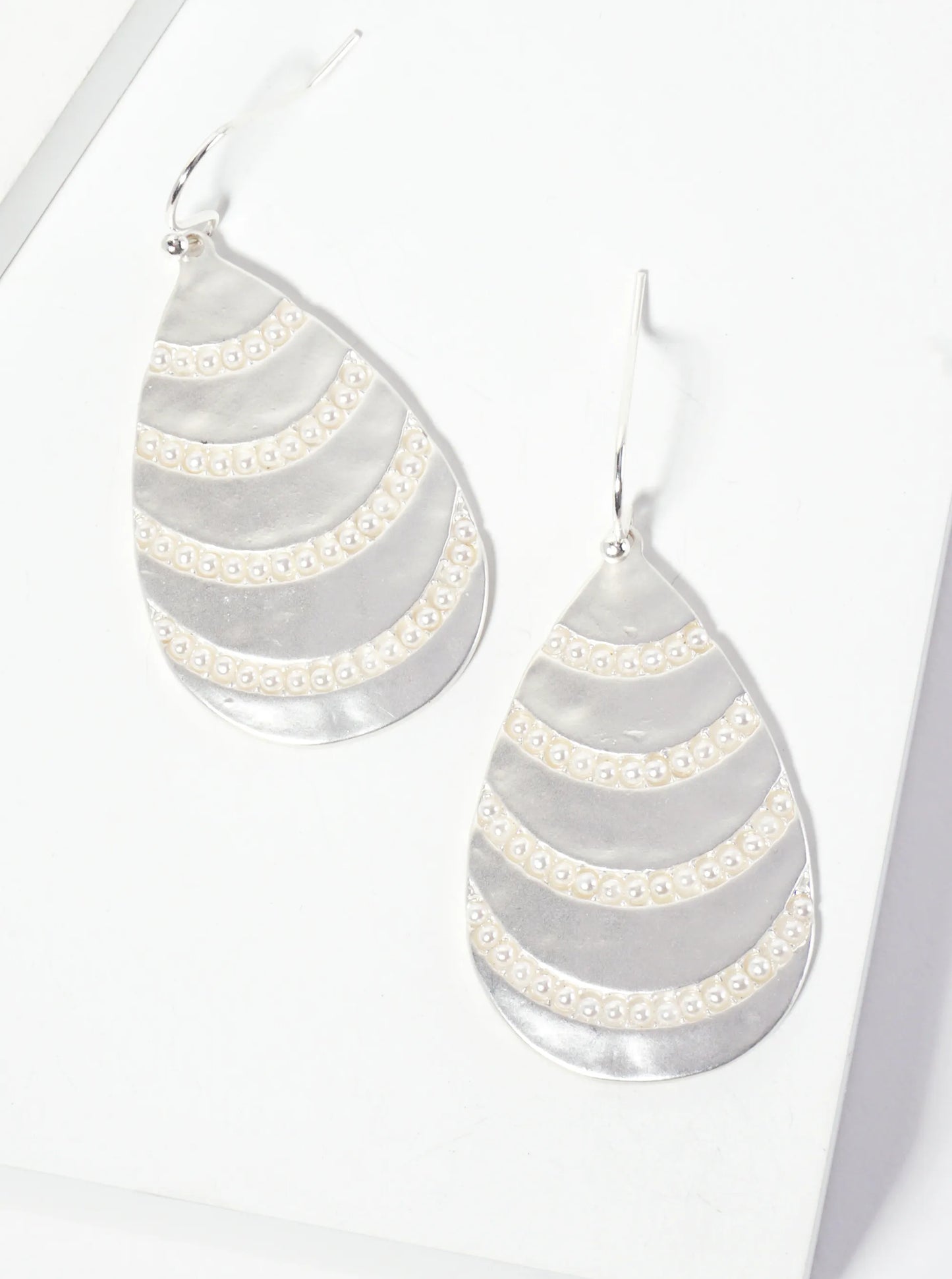 Hammered-texture Teardrop Earrings With Pearls Arranged In A Wavy Curve