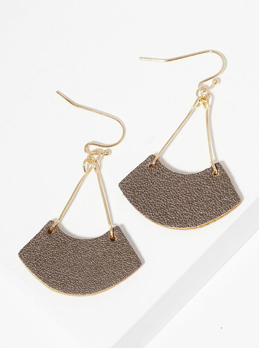 Lightweight Wire Earrings With An Arch-Shaped Leather