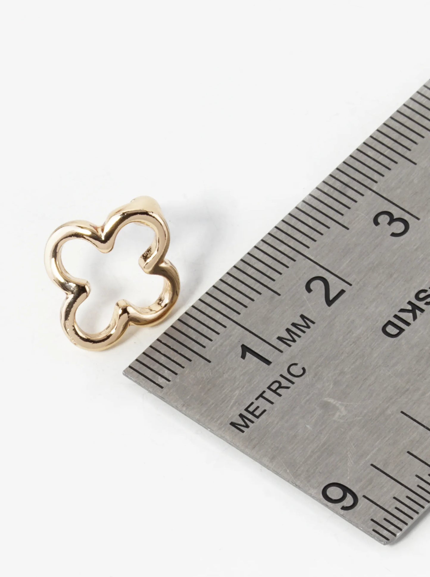 Metal 15mm Curved Quatrefoil Stud Earrings