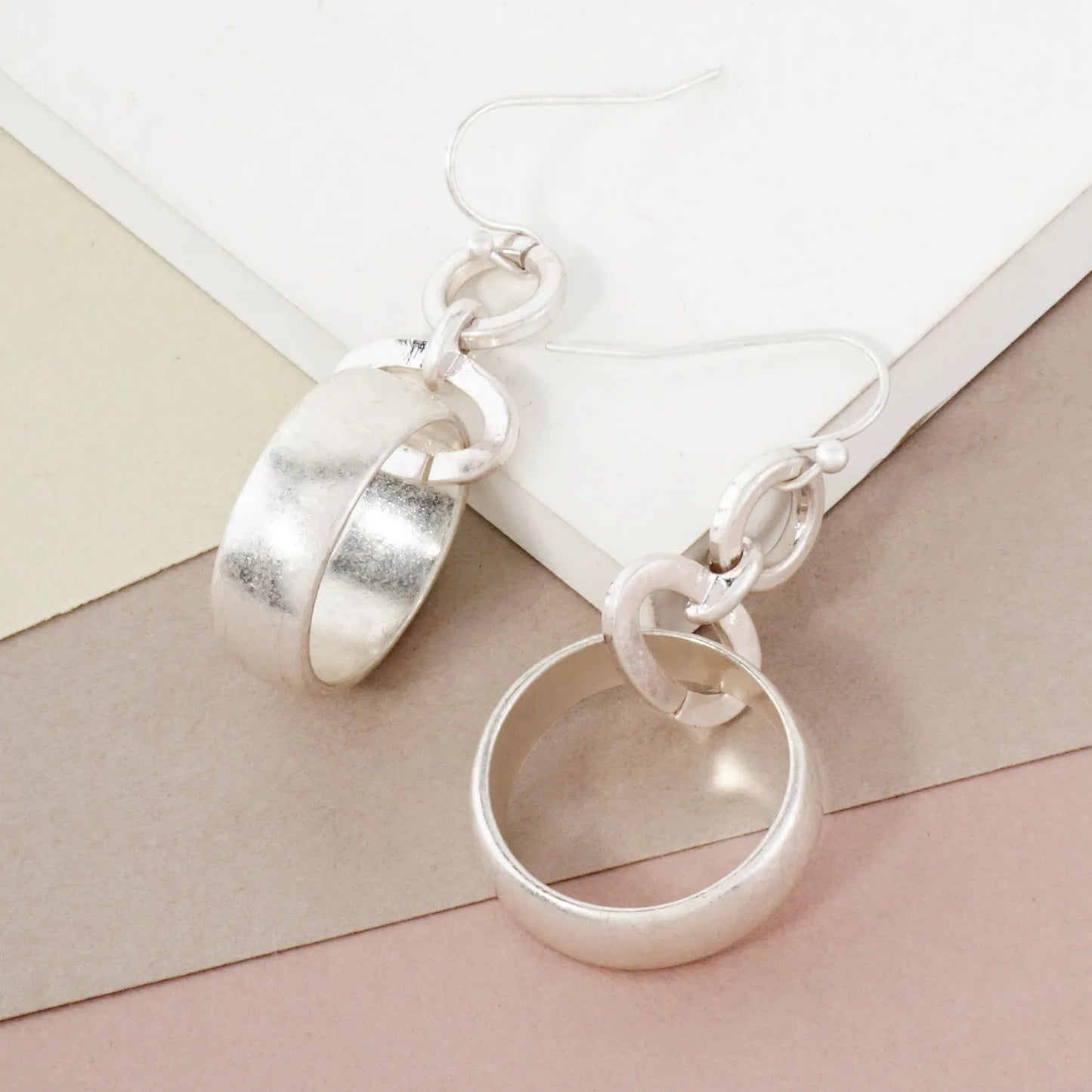 Metal Sleek Linked Circle Drop Earrings
