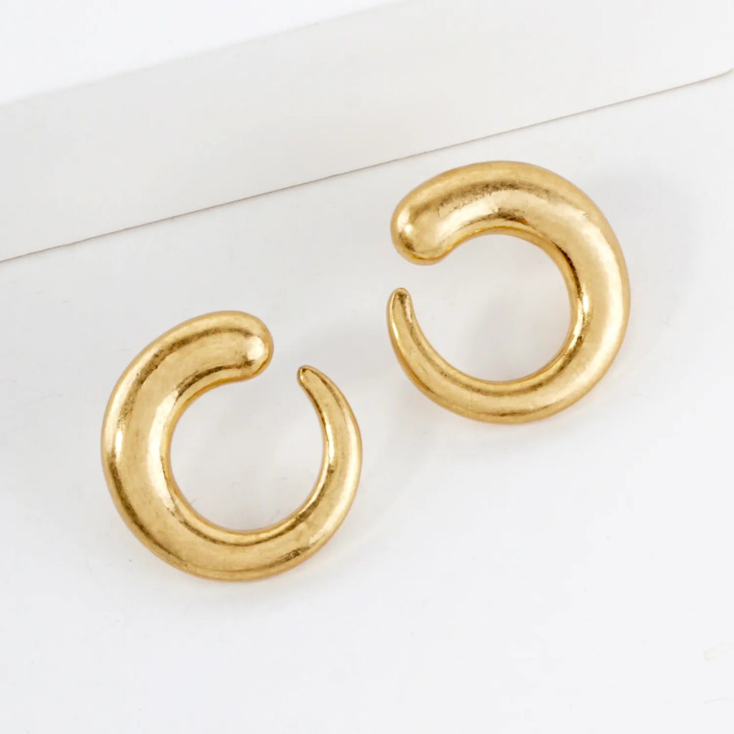 Metal Tapered Circle Earrings With-Titanium-Post