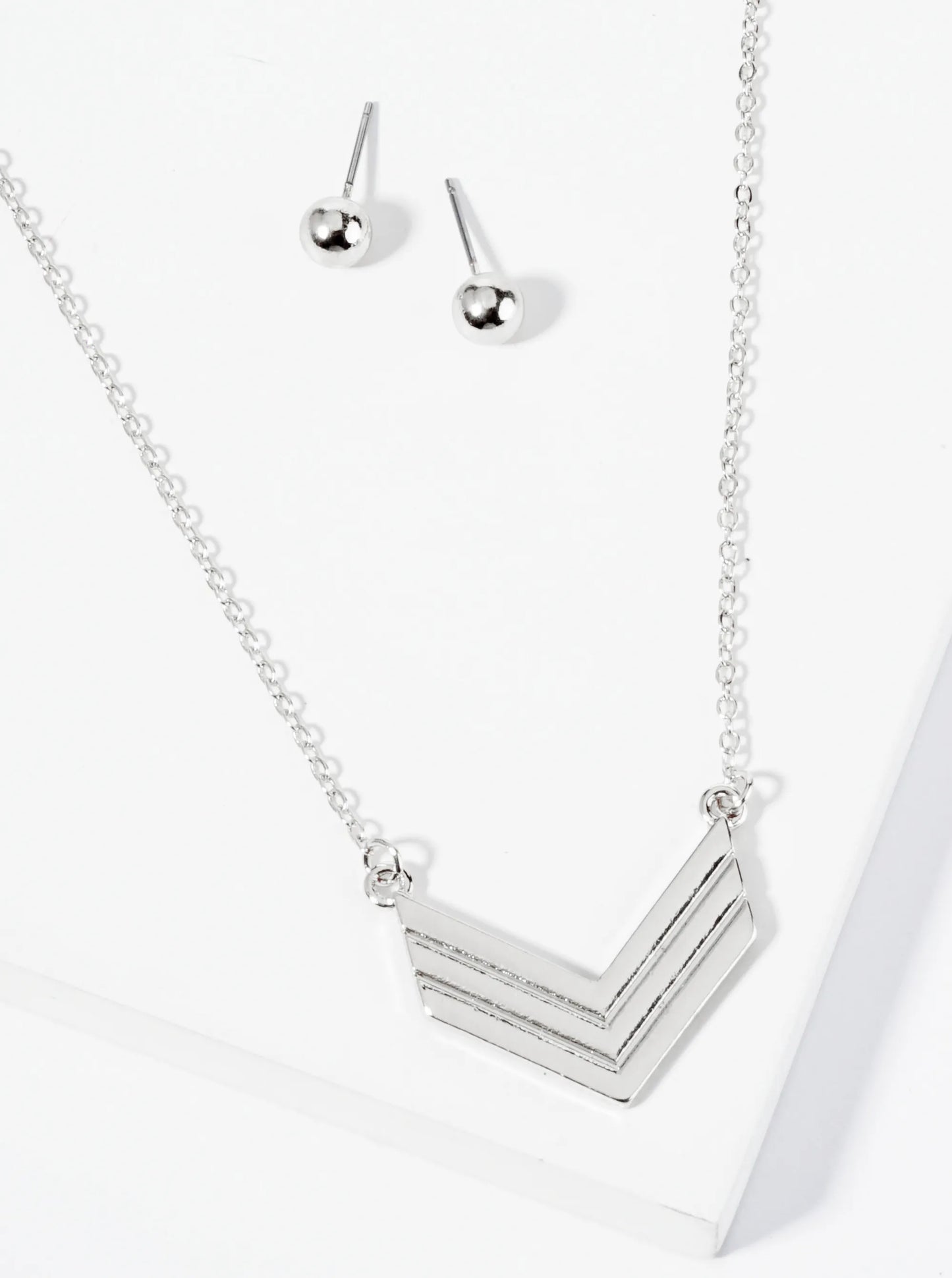 Metal Textured Chevron Pendant Necklace