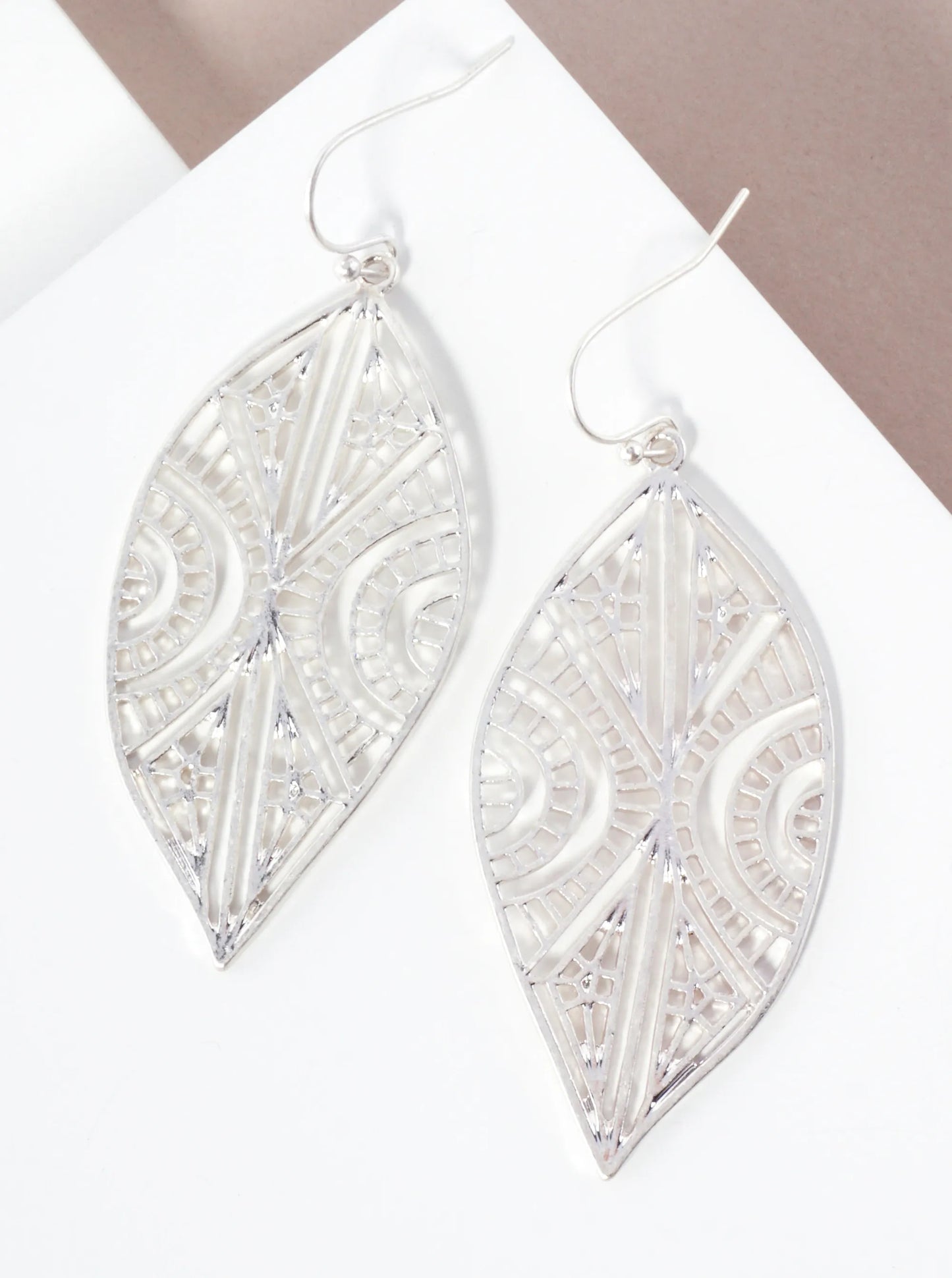 Nature-Theme Geometric Pattern Filigree Leaf Drop Metal Earrings