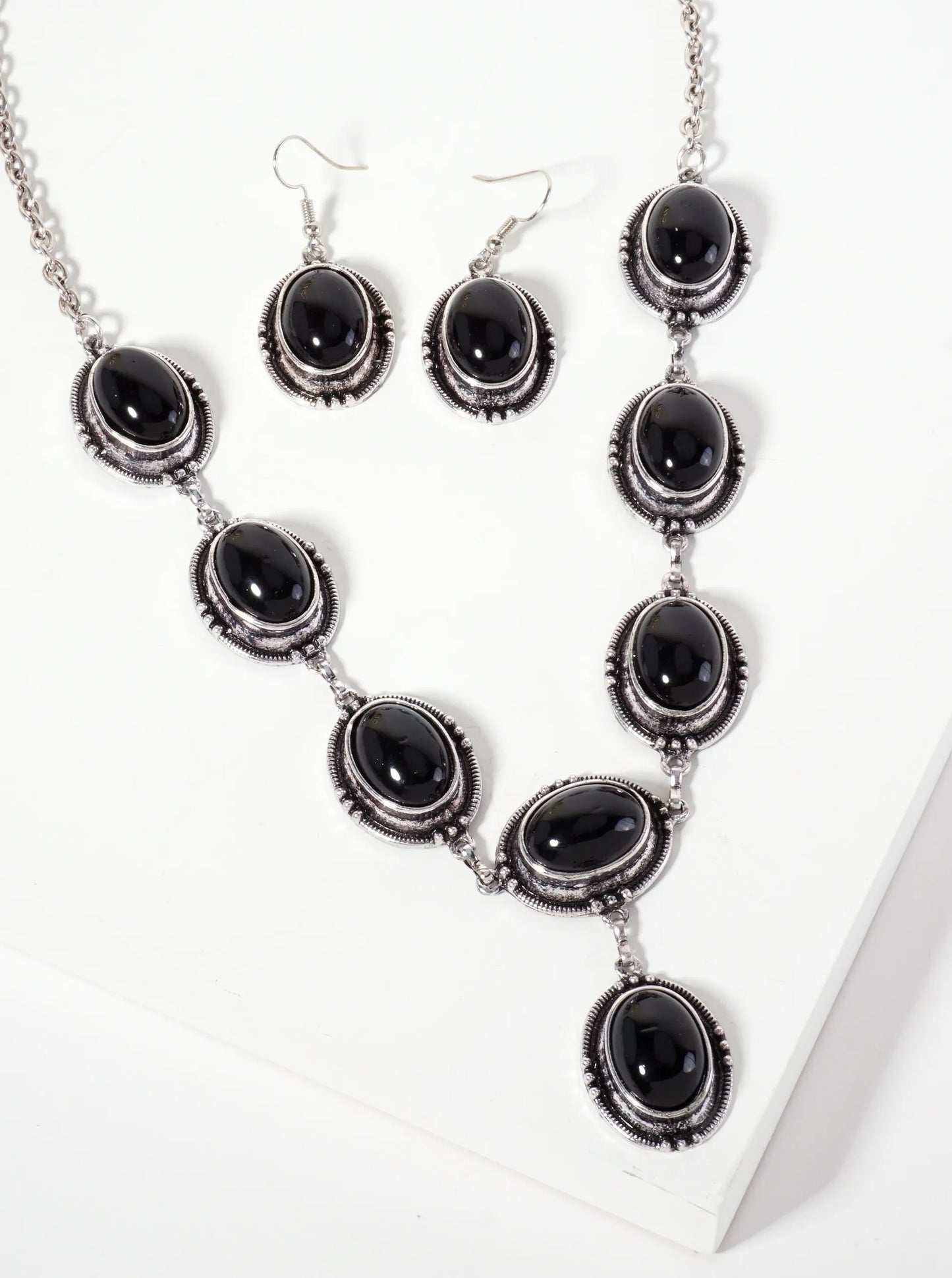 Oval-Shaped Onyx Sem-Precious Natural-Stone Pendant Statement Necklace