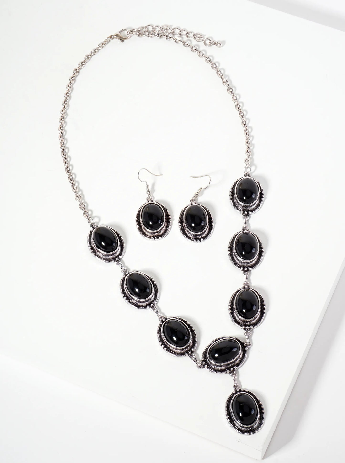 Oval-Shaped Onyx Sem-Precious Natural-Stone Pendant Statement Necklace