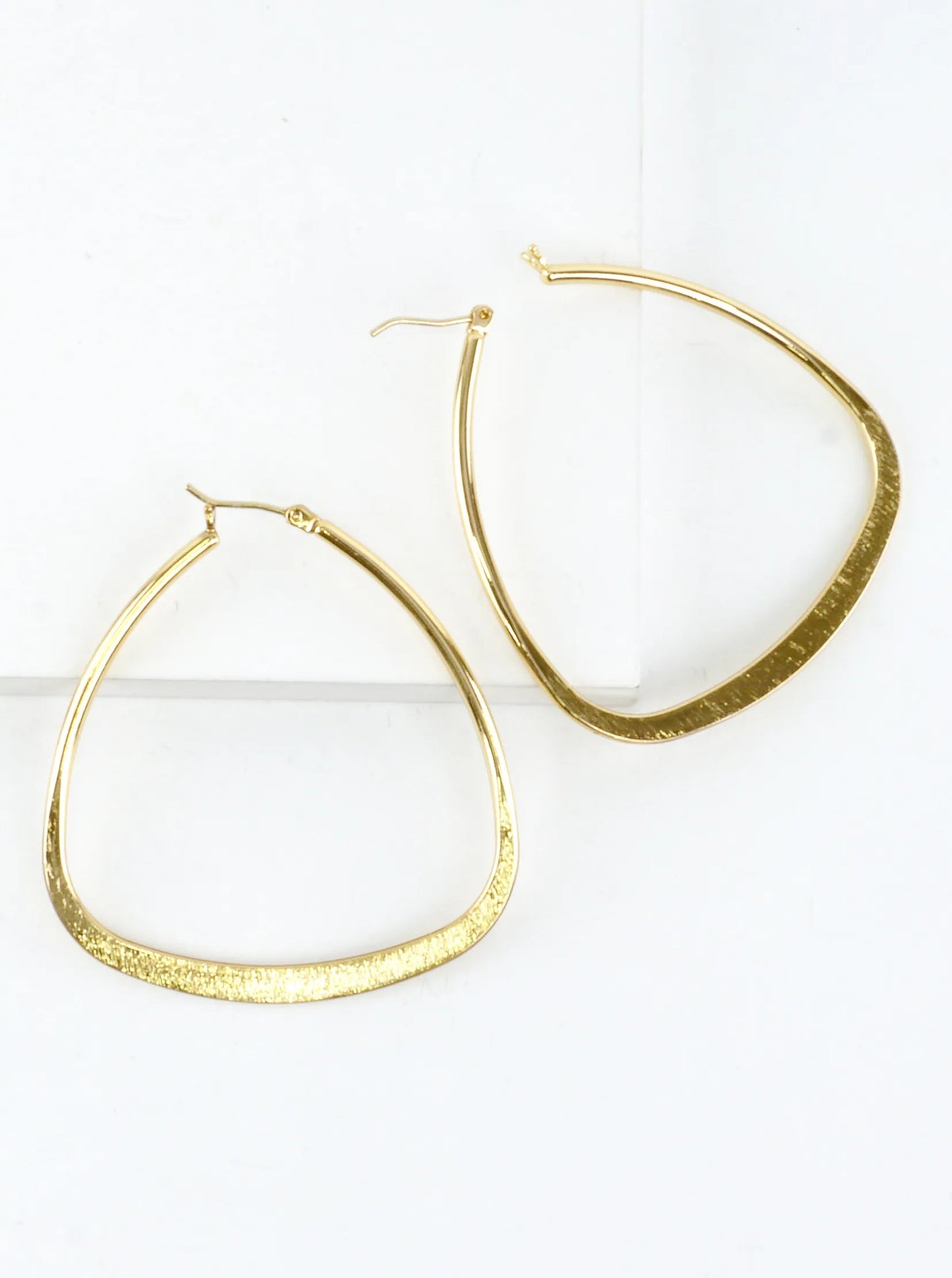 Polished-Triangular-Brass-Hoop-Earrings-151-SE12292-GLD-0-1MJ8EK04034226K0610.jpg