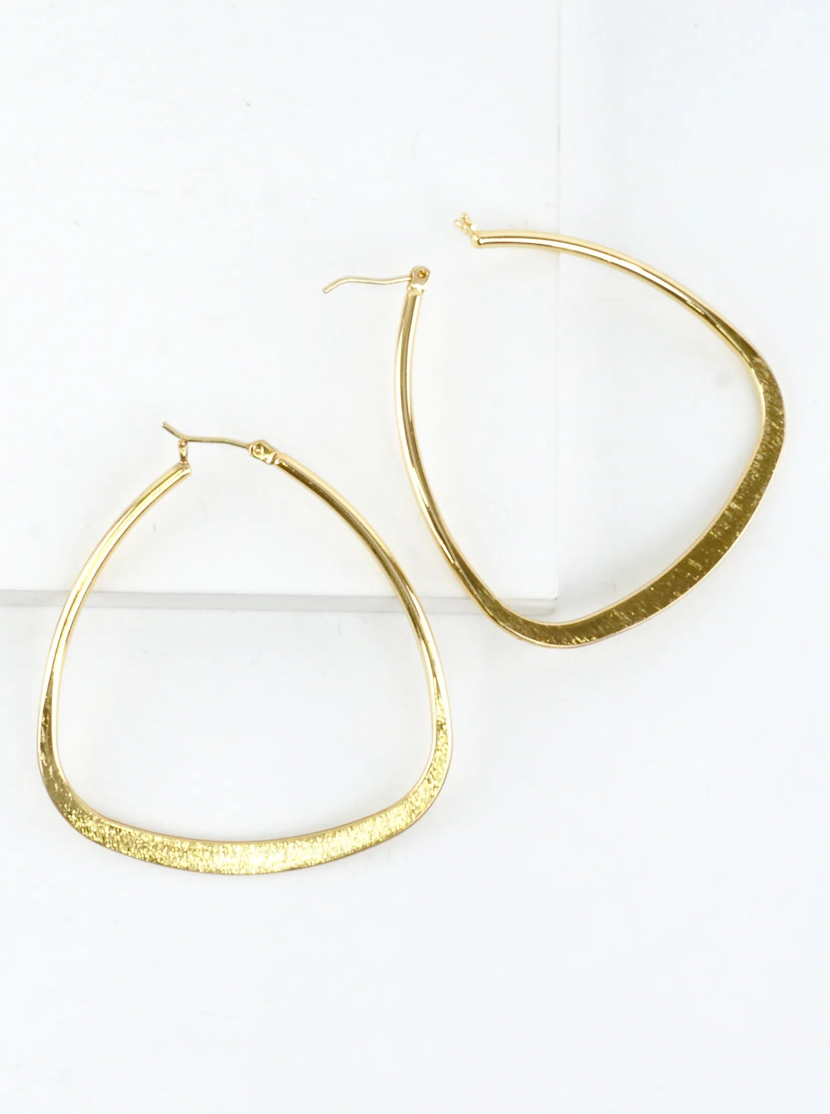 Polished-Triangular-Brass-Hoop-Earrings-151-SE12292-GLD-0-1MJ8EK04034226K0610.jpg