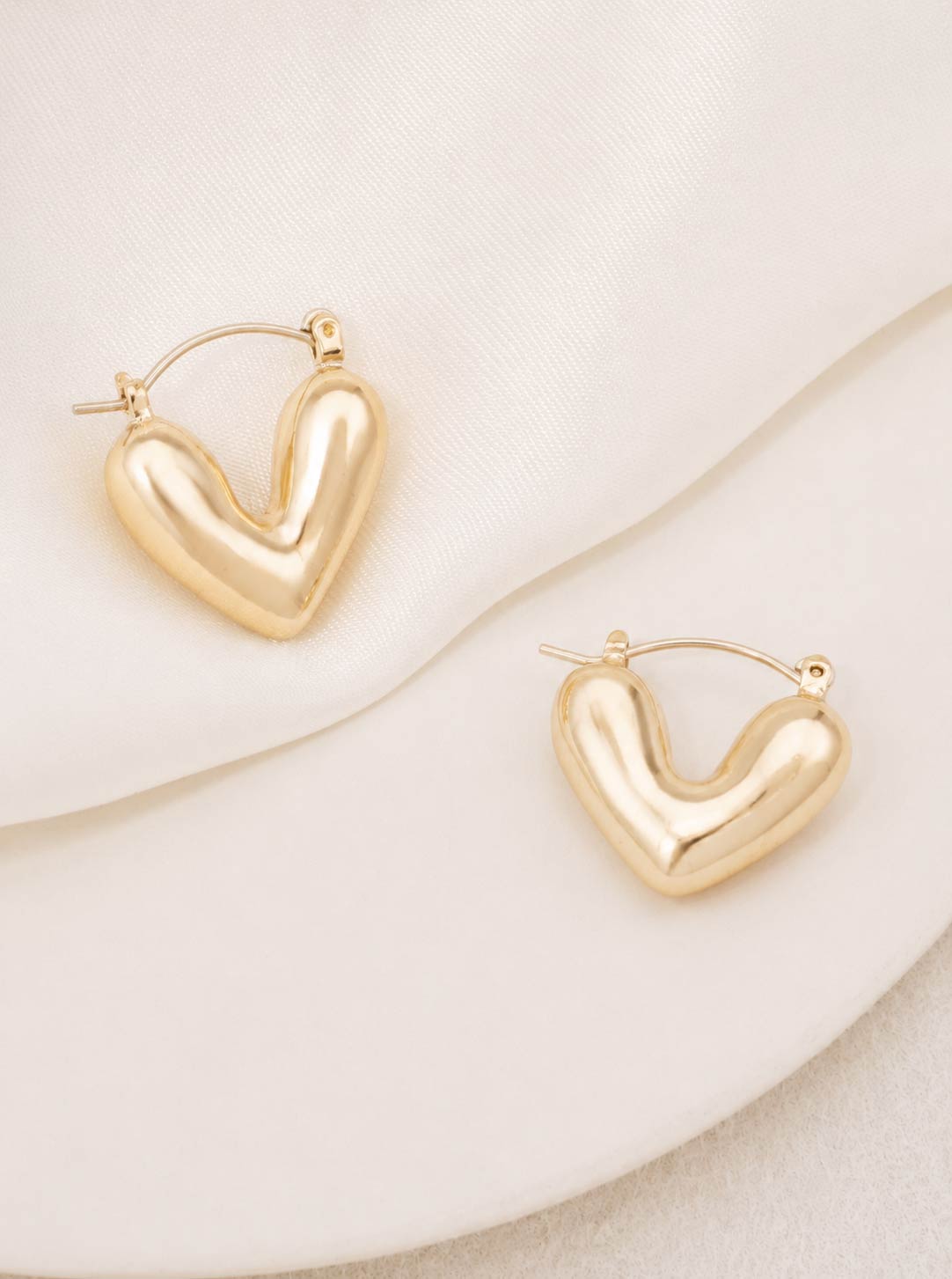 Puffy-Heart-Hoop-Earrings-31-GSE4688-GD-0-HJA1MK26064726K0352.jpg