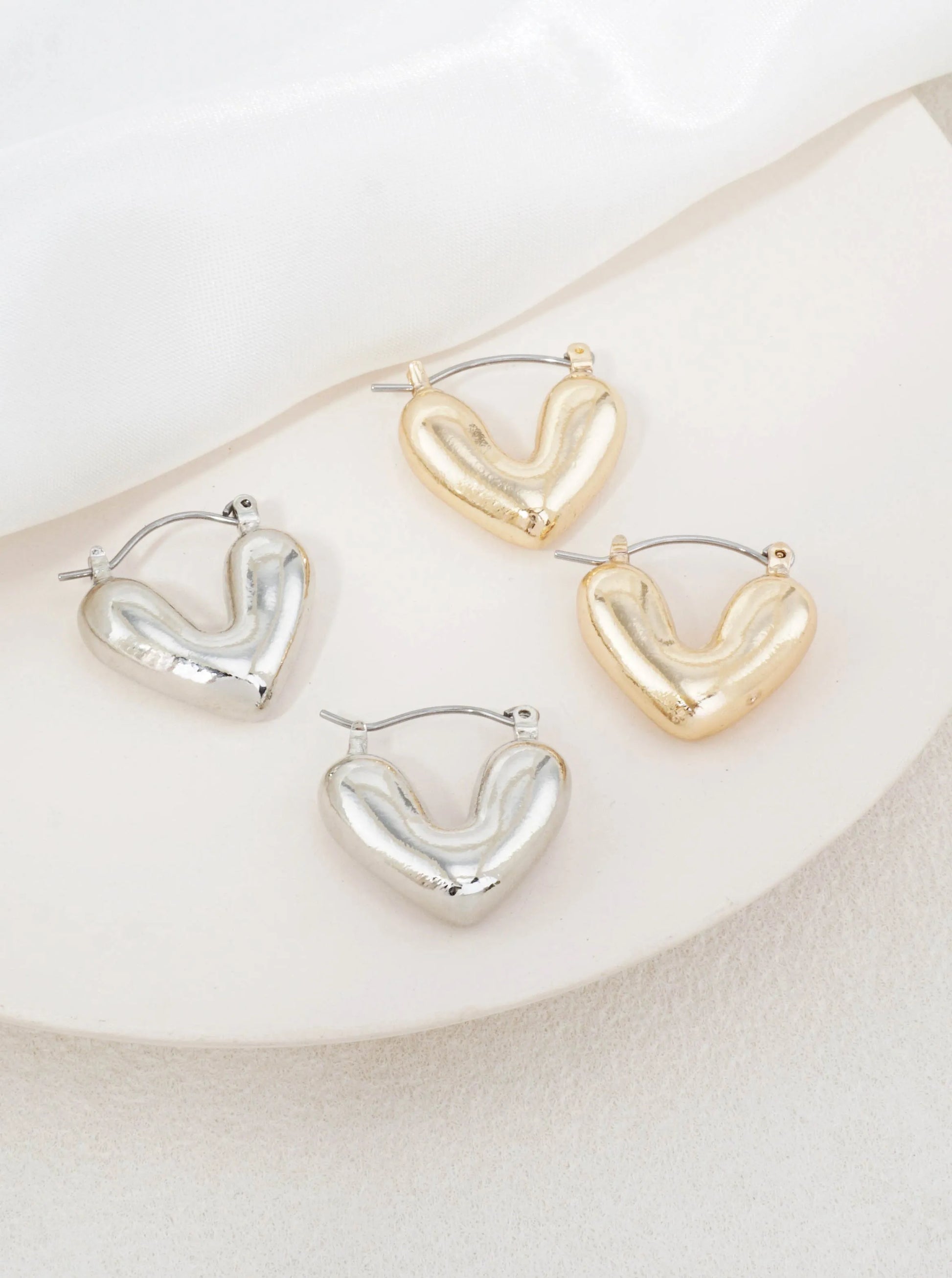 Puffy-Heart-Hoop-Earrings-31-GSE4688-GD-1-AVOPXM26064726K0352.jpg