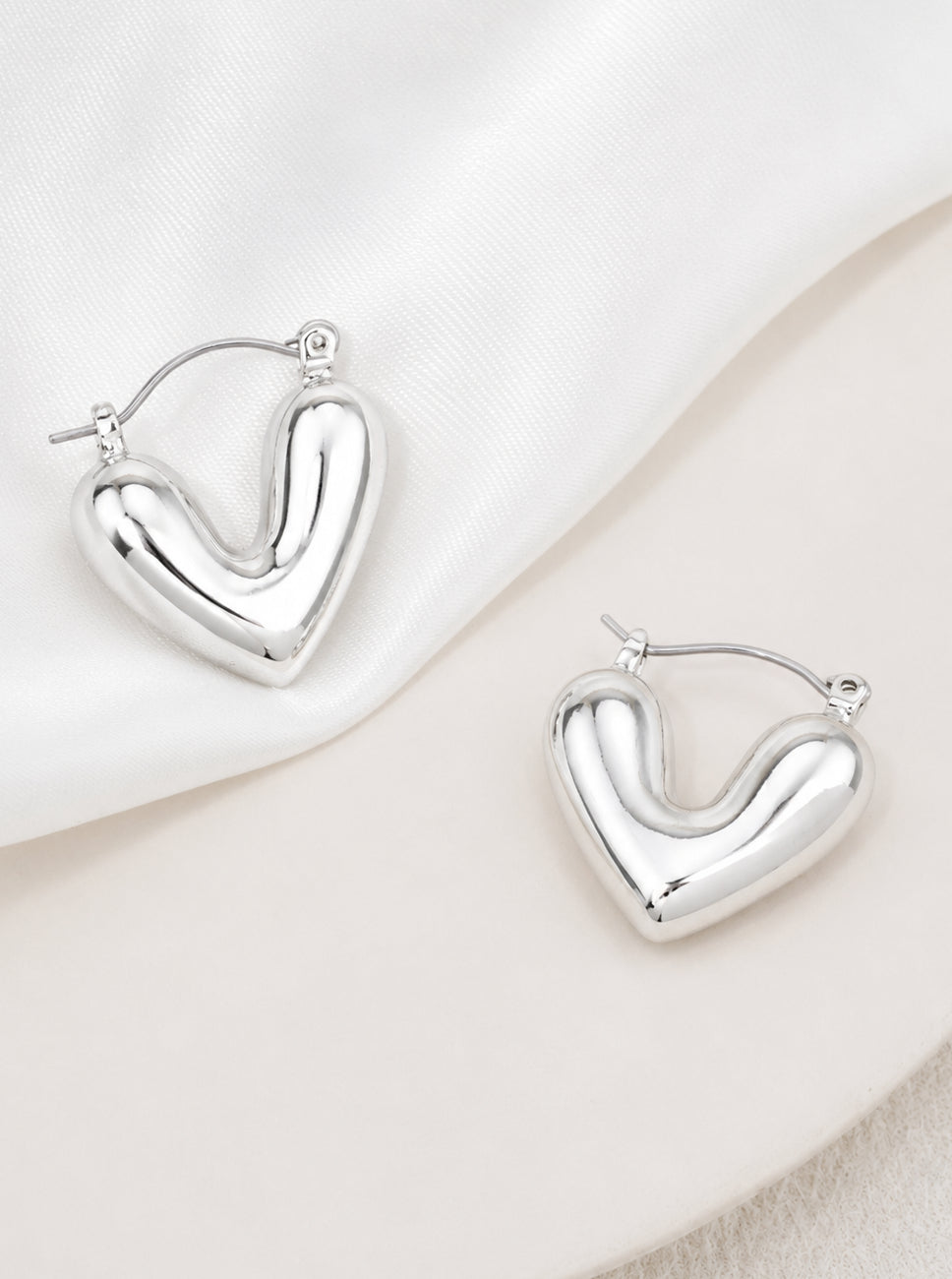 Puffy-Heart-Hoop-Earrings-31-GSE4688-RH-0-72WVZI26064726K0352.jpg