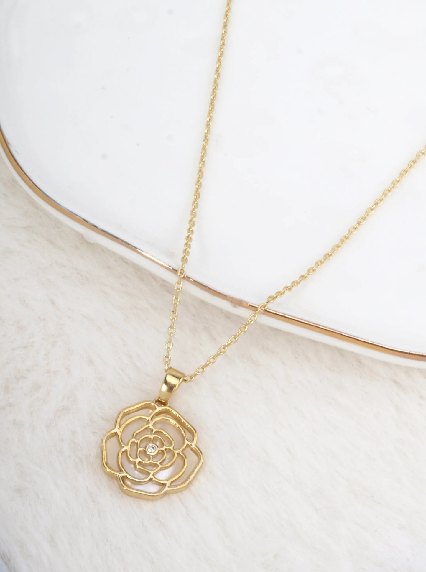 Romantic Flower Necklace With MOP Accent