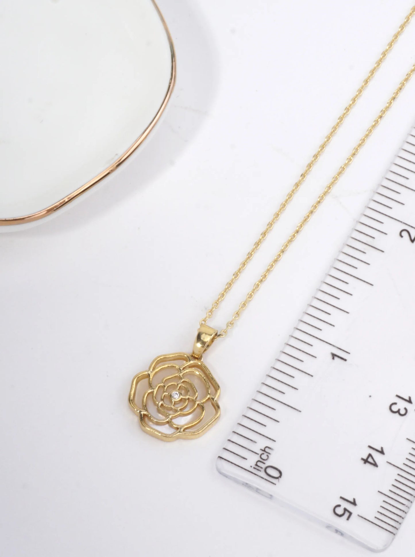 Romantic Flower Necklace With MOP Accent