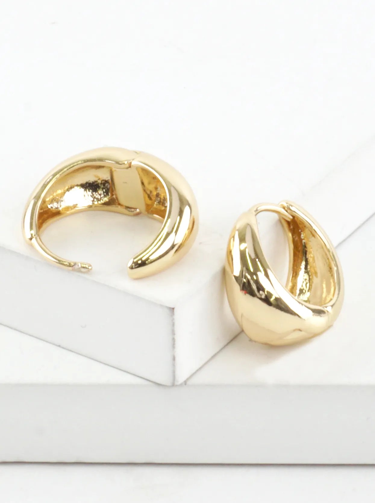 Abstract Round Graduated Huggie Hoop Earrings