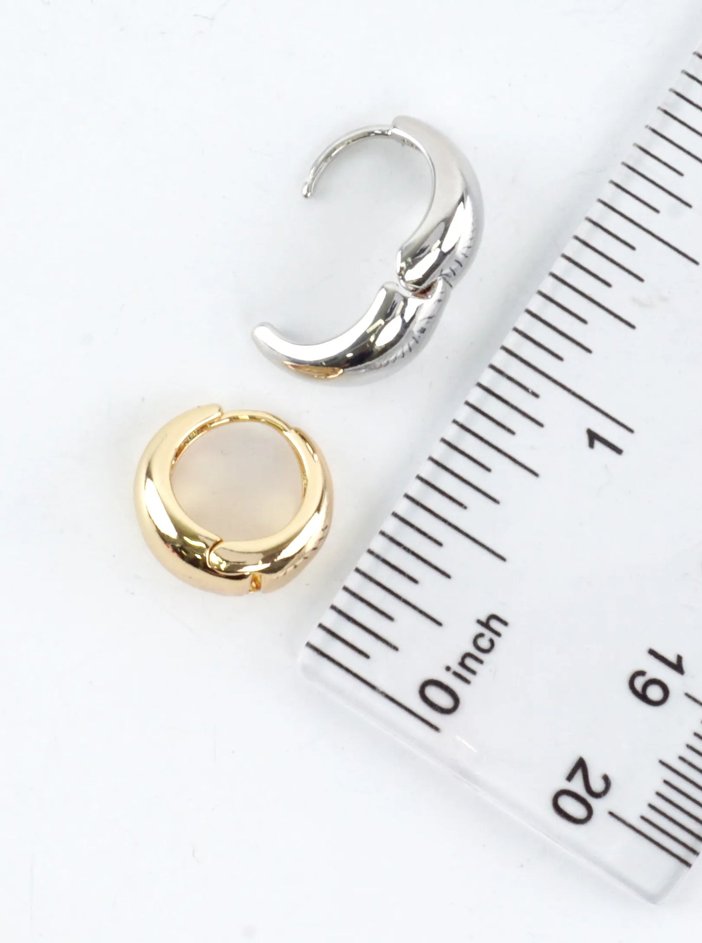 Abstract Round Graduated Huggie Hoop Earrings