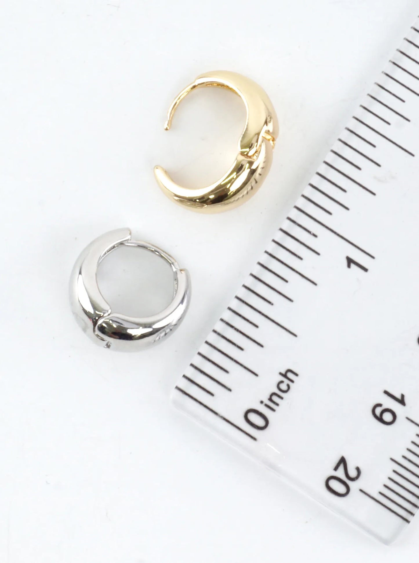 Abstract Round Graduated Huggie Hoop Earrings