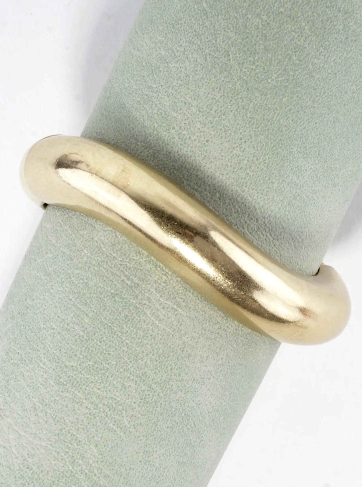 Sculptural-Statement-Curve-Hinge-Bangle-Bracelet-33-YB2748-WG-1-FP42OI28124125K0304.jpg