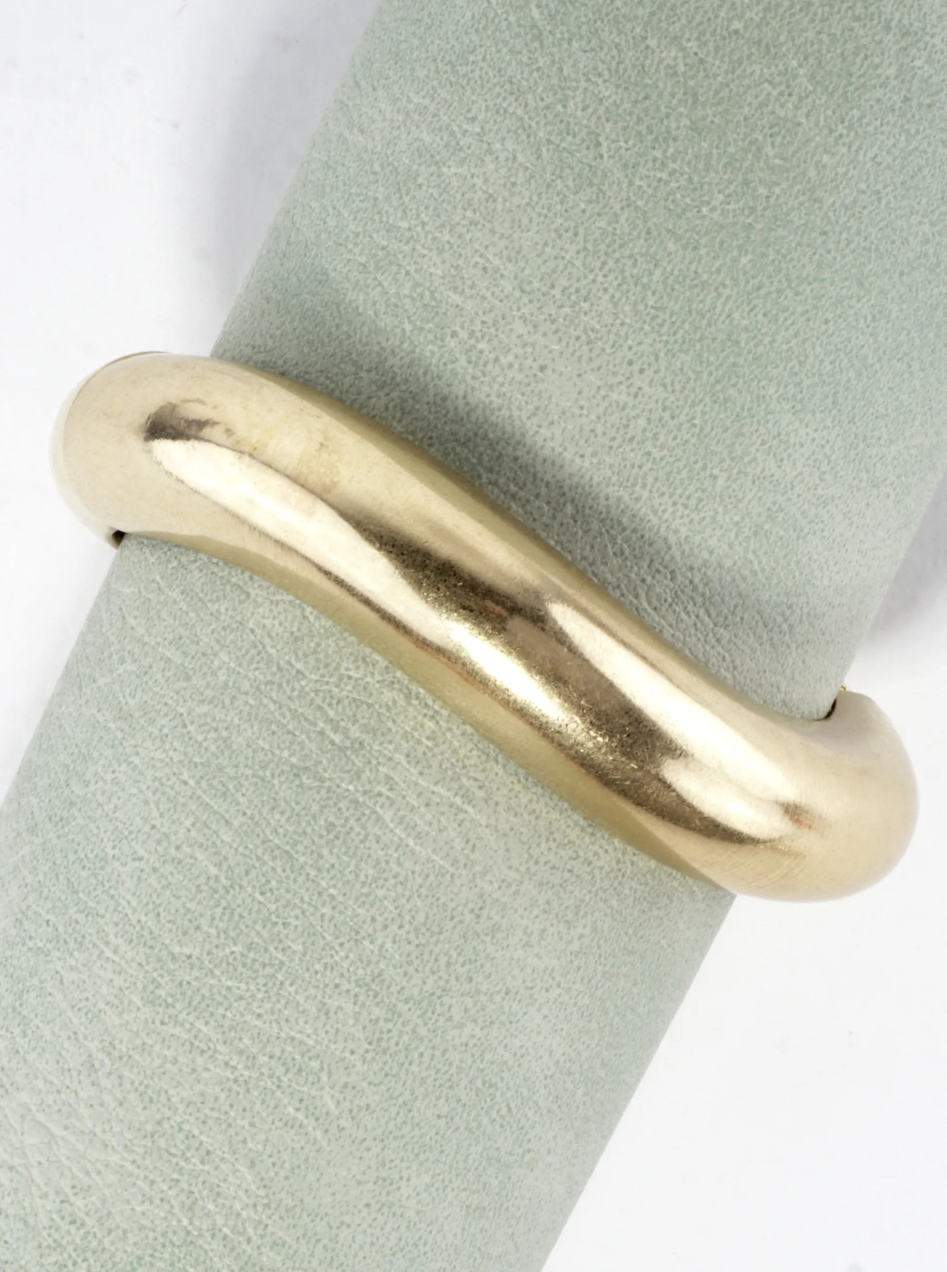 Sculptural-Statement-Curve-Hinge-Bangle-Bracelet-33-YB2748-WG-1-FP42OI28124125K0304.jpg