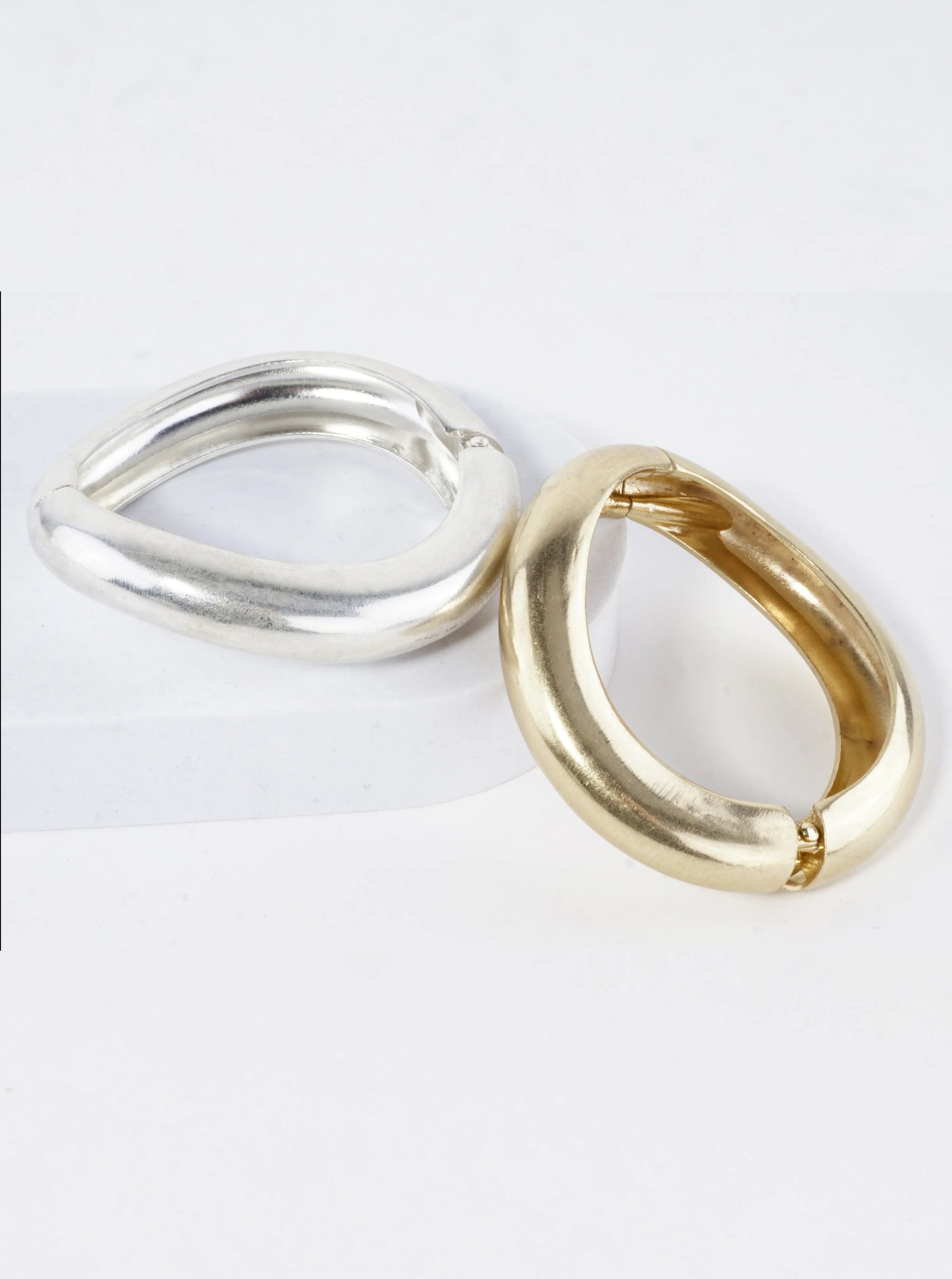 Sculptural-Statement-Curve-Hinge-Bangle-Bracelet-33-YB2748-WG-2-S9LSW328124125K0304.jpg